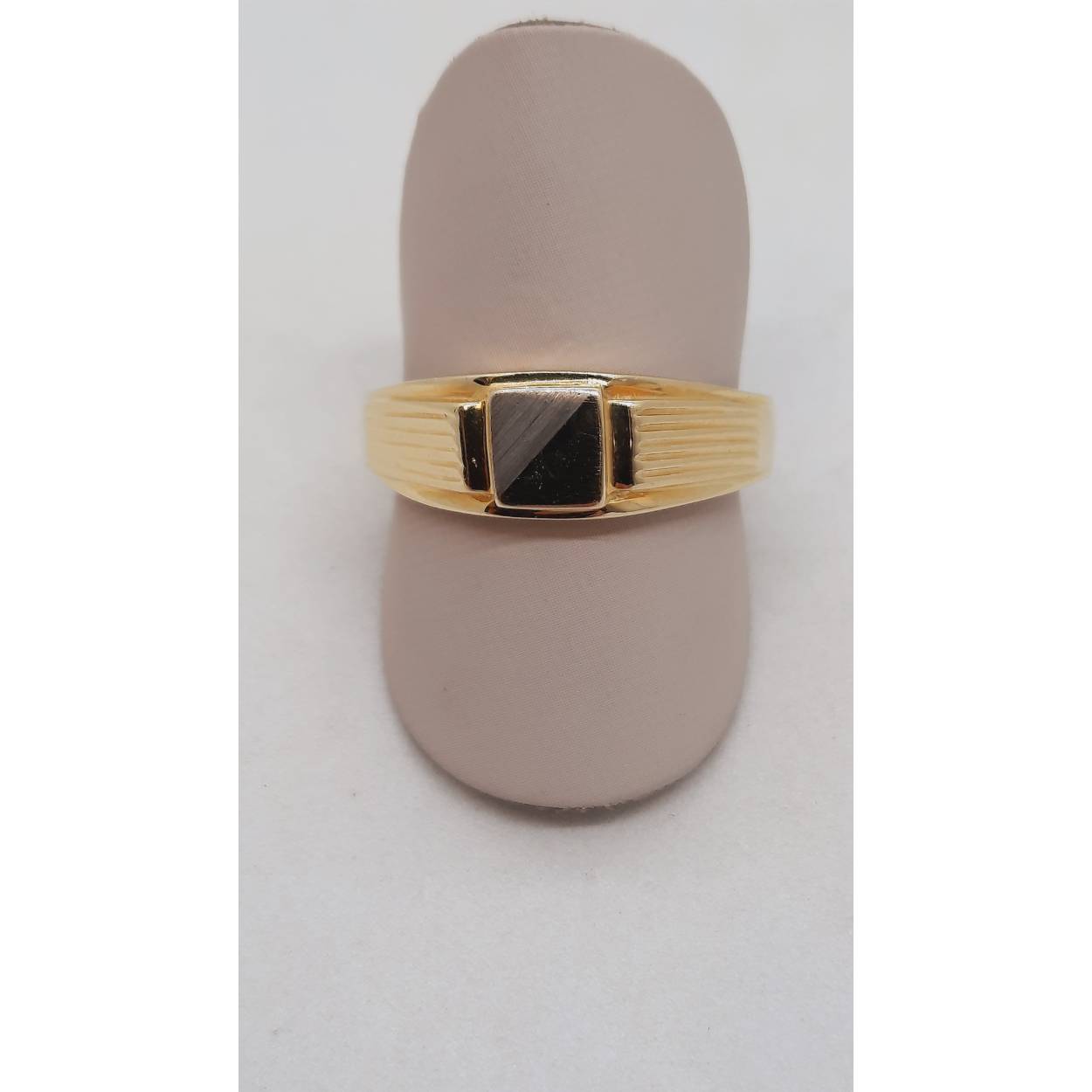 De gouden ring met modelnummer BREA-JOY-0004018 is een verfijnde 14-karaat zegelring in de categorie juweel. De ring combineert goud en zilverkleuren, heeft een glanzende afwerking en maat 60. Draag deze stijlvolle ring dagelijks of bij speciale gelegenheden voor een elegante en tijdloze uitstraling. Perfect als statementstuk.