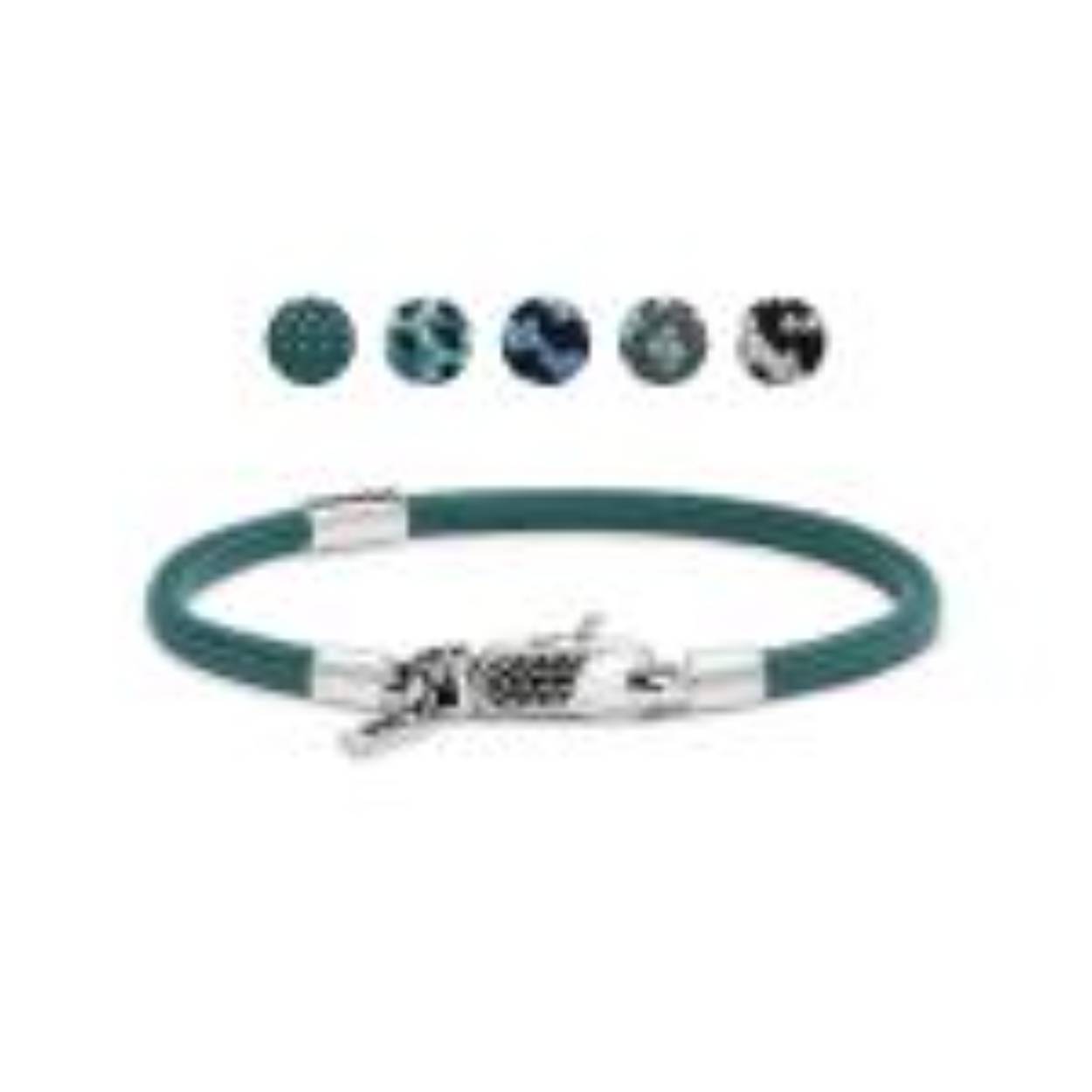 De nieuwste toevoeging aan de SILK collectie zijn de Azure, Emerald en Terra paracord armbanden, ontworpen met een luxe zilveren karabijnsluiting. Deze diepgekleurde armbandjes voegen stijl en kleur toe aan je arm en zijn verkrijgbaar in twee varianten: een met charm en een zonder charm. Het model met charm heeft een uniek schuifbaar buisje dat aan beide kanten te dragen is. Eén kant biedt ruimte voor een persoonlijke gravure, zoals initialen of een symbool, terwijl de andere kant is voorzien van een subtiele structuur voor een elegante afwerking. Kies jouw favoriete kant en draag het sieraad zoals jij wilt.