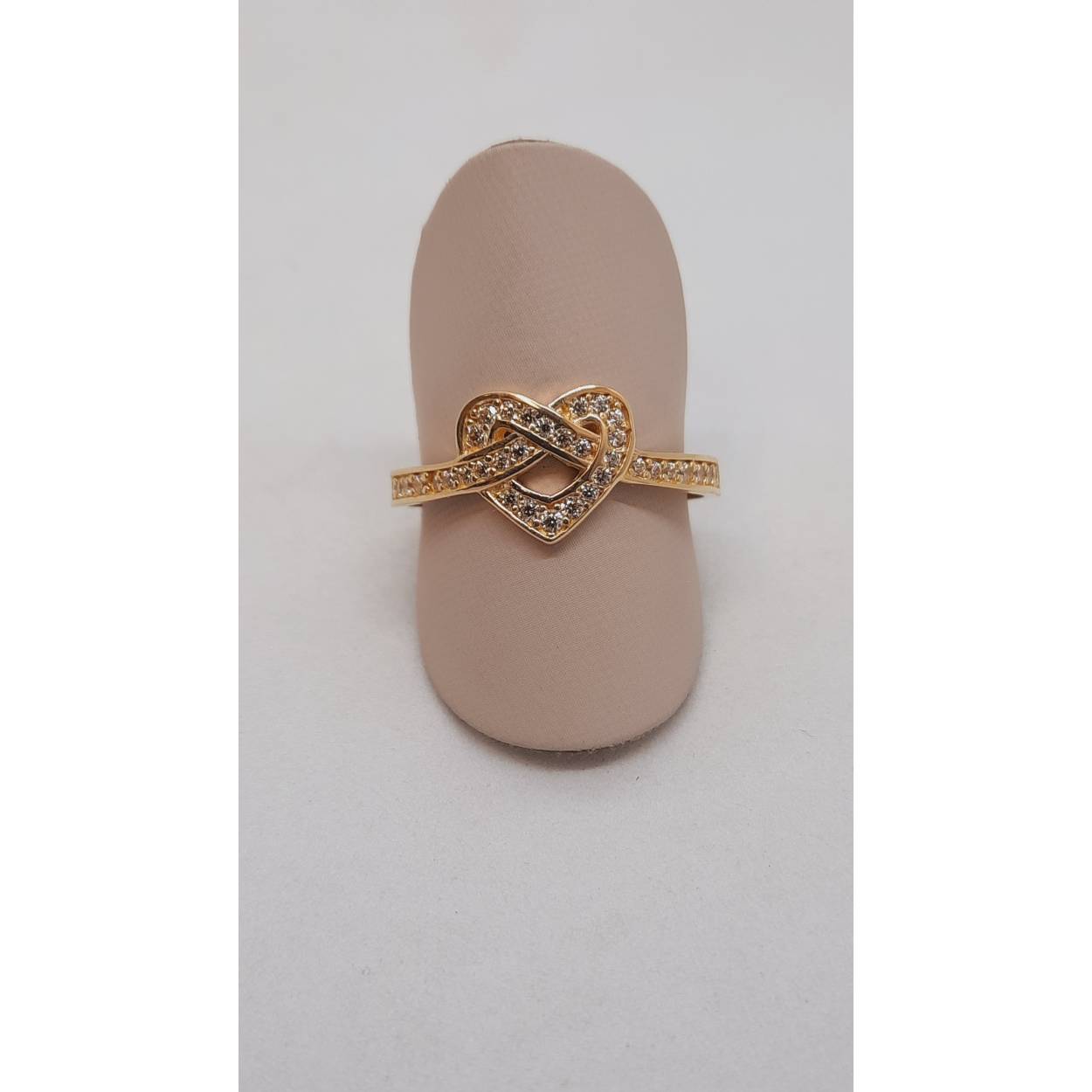 Deze prachtige gouden ring, modelnummer BREA-JOY-0004088, is gemaakt van 14-karaats goud en straalt elegantie uit dankzij de schitterende stenen. De ring heeft maat 56 en een glanzende afwerking. Perfect voor zowel speciale gelegenheden als dagelijks gebruik. Draag deze ring als het middelpunt van je outfit of als stijlvolle aanvulling op andere sieraden.