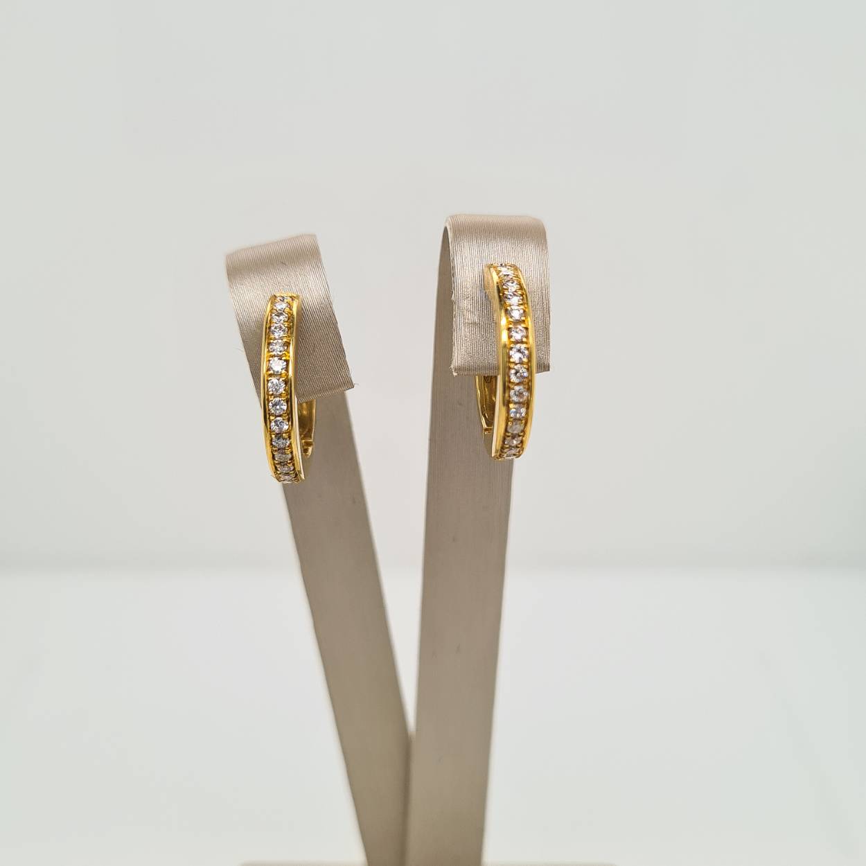 Prachtige 18 karaat gouden oorsieraden met diamant, 0.32crt. 