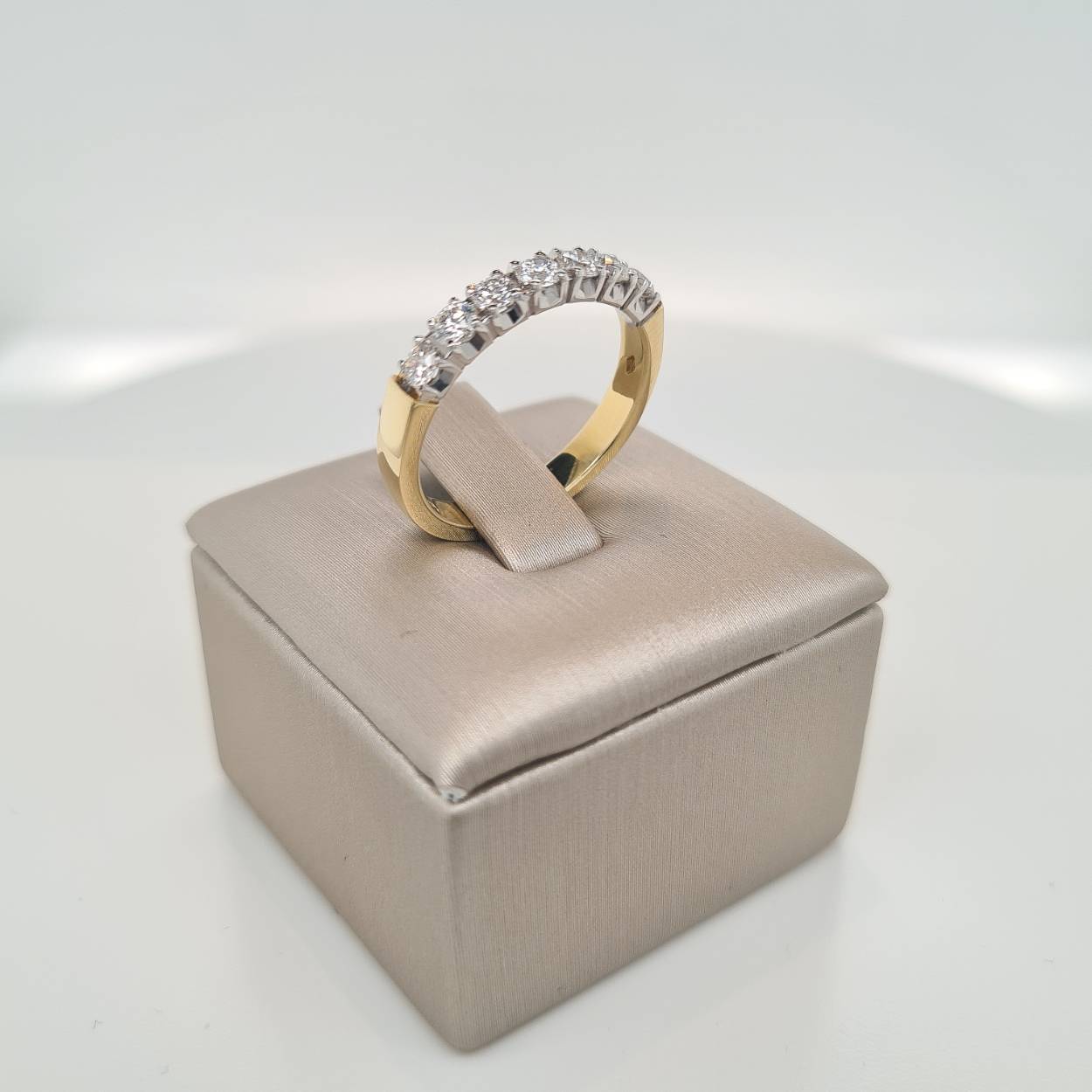 Prachtige 14krt gouden alliance ring met 7 diamanten 0,56crt H Si.

Deze ring is maat 55 (17,5), heeft u interesse in een andere maat? Neem dan contact met ons op.
