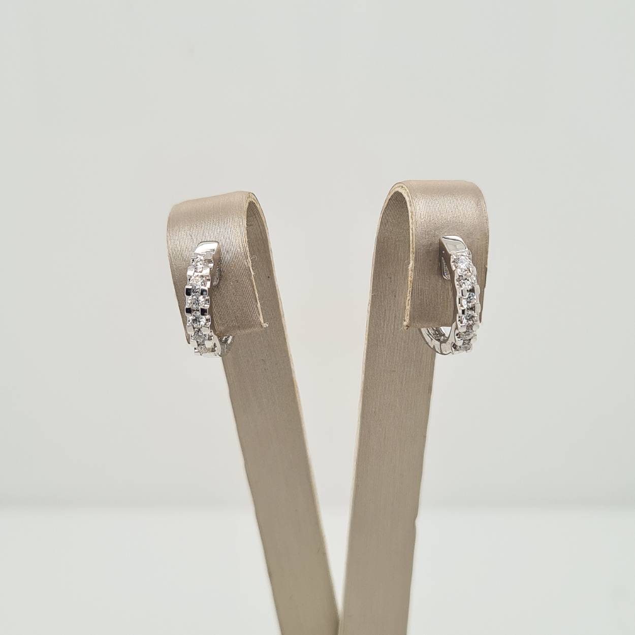 Schitterende witgouden oorsieraden met diamant 12-0.22crt H SI1.