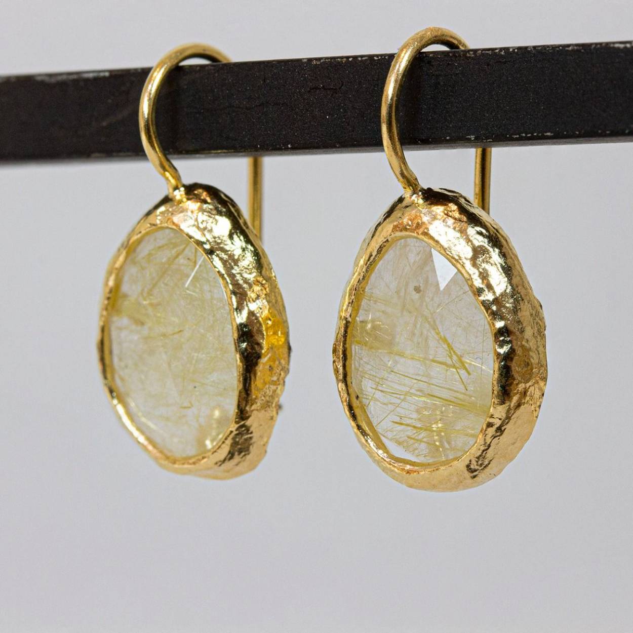 Oorhangers van de najaarscollectie 2022 van J&eacute;h Jewels geheel zilver verguld met Rutielkwarts. Deze oorbellen draagt een rustgevend gevoel met zich mee. De hoeveelheid detail in deze steen is ongelofelijk. Hoe langer je er naar kijkt, hoe meer betoverd je raakt. 