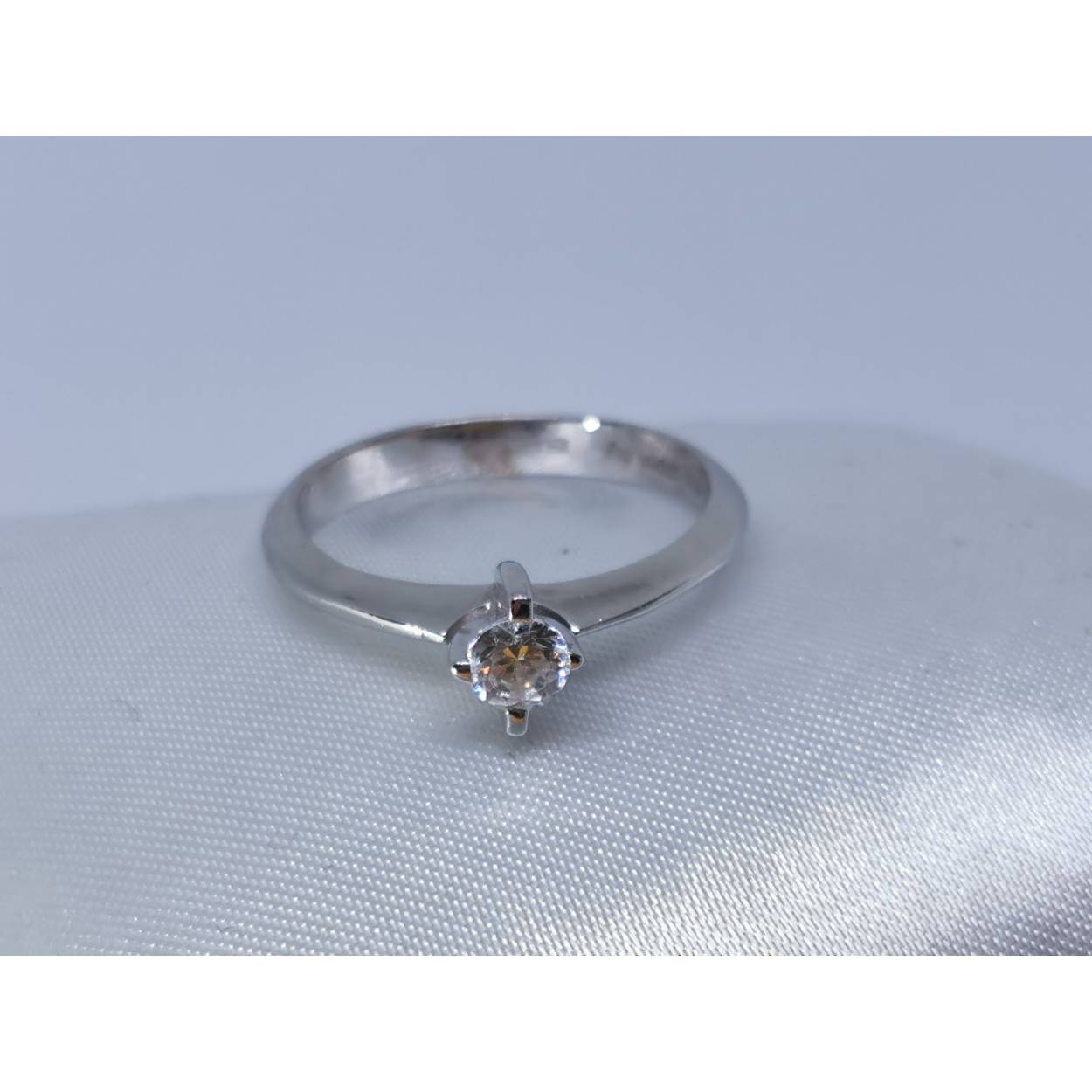 14 karaat wit gouden solitaire ring met briljant geslepen zirkonia.