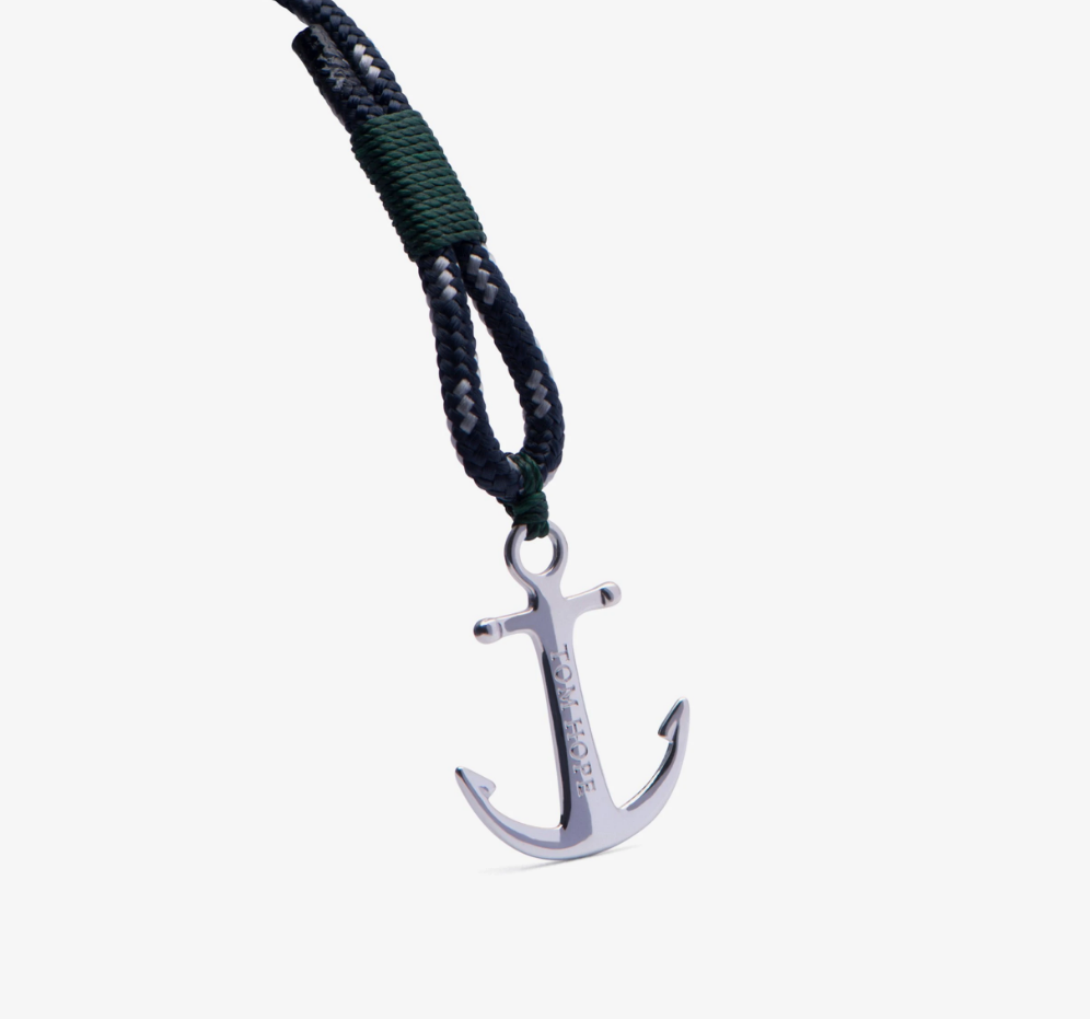 De Southern 3 heeft een gesofisticeerde look en combineert een veelzijdige blauwe trimlijn, groene whipping knot details en het karakteristieke sterling anker. De Southern 3 is handgemaakt tot in de perfectie met een massief sterling zilveren anker.

XS = 15-16.5cm