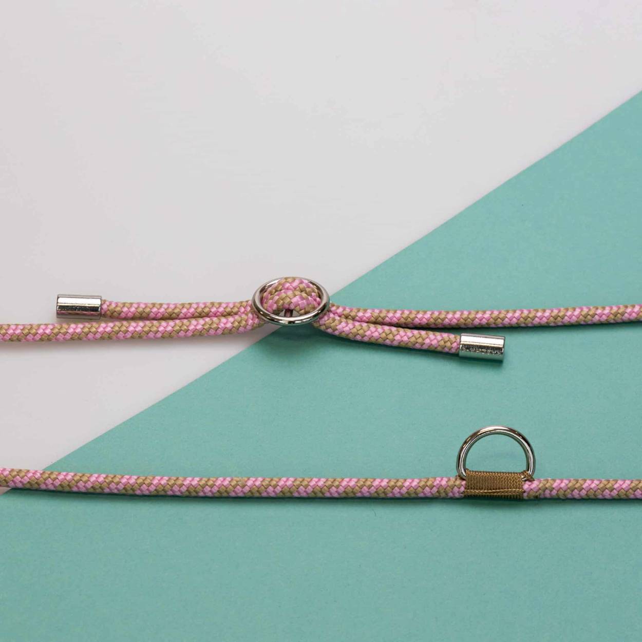 Ontdek de Kascha-C Basic Cord! Handgemaakt in ons Atelier en voorzien van een D-ring. Hier kan je een tasje of een wallet aanhangen. Daarnaast bevestig je het cord aan je cover door een stop, waarmee je zelf de lengte van het cord bepaalt.
Bestel de Basic Cord in je favoriete kleur, afgewerkt met goud of zilver. Let op de Basic Cord wordt geleverd zonder cover.

