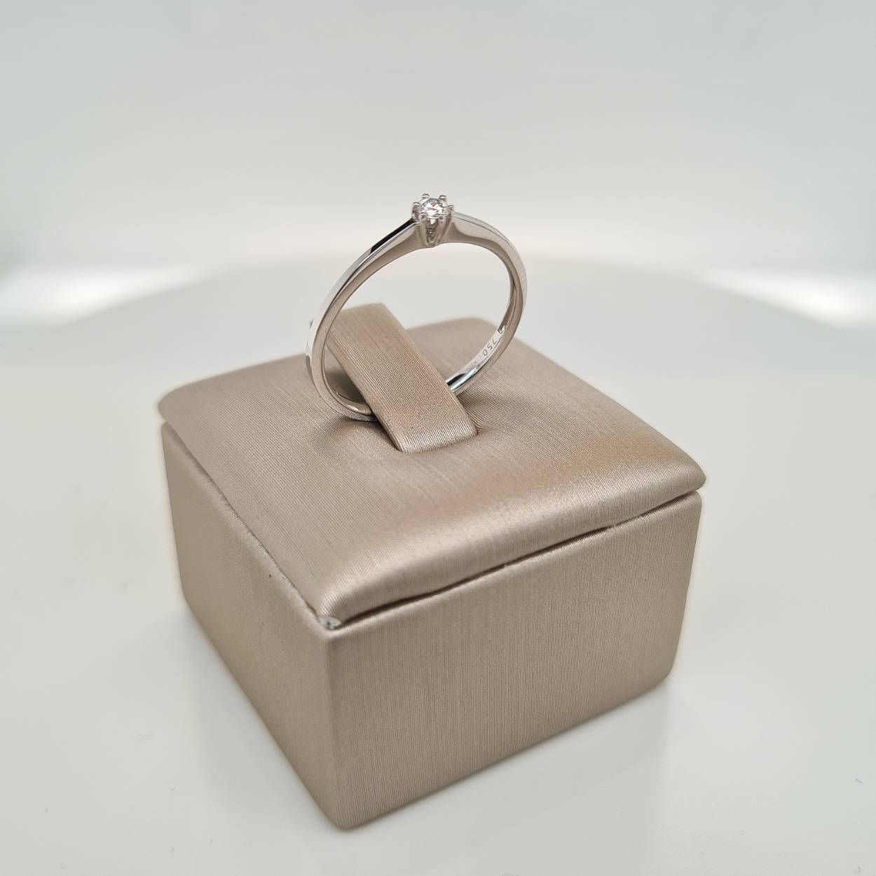 Prachtige 18krt witgouden solitair ring met diamant, 0,05crt H Si. 

De maat van de ring is 54 (17 1/4). Heeft u een andere maat, neem dan gerust contact met ons op.