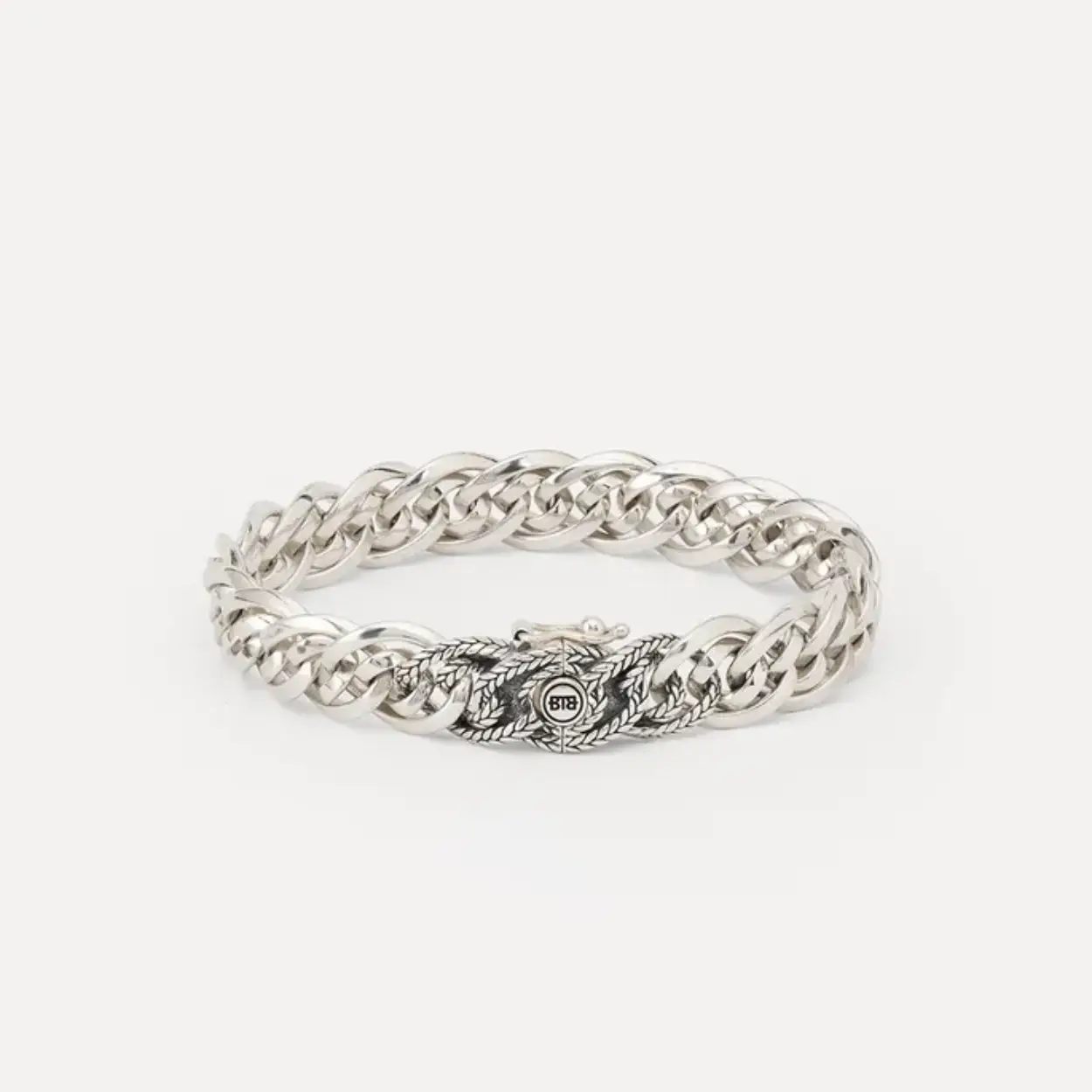 Onze Nathalie Textuur XS Armband is een prachtig statement sieraad. Het unieke ontwerp van de Nathalie schakel loopt door in de hele armband, inclusief de sluiting, waardoor een krachtig geheel met een unieke look ontstaat. Het slot laat fijn vlechtwerk zien, doordat onze Nathalie weving is gecombineerd met de iconische Barbara structuur, deze combinatie creëert een luxere uitstraling. Deze armband is ook beschikbaar in een grotere variant en is perfect te combineren met de bijpassende ring.