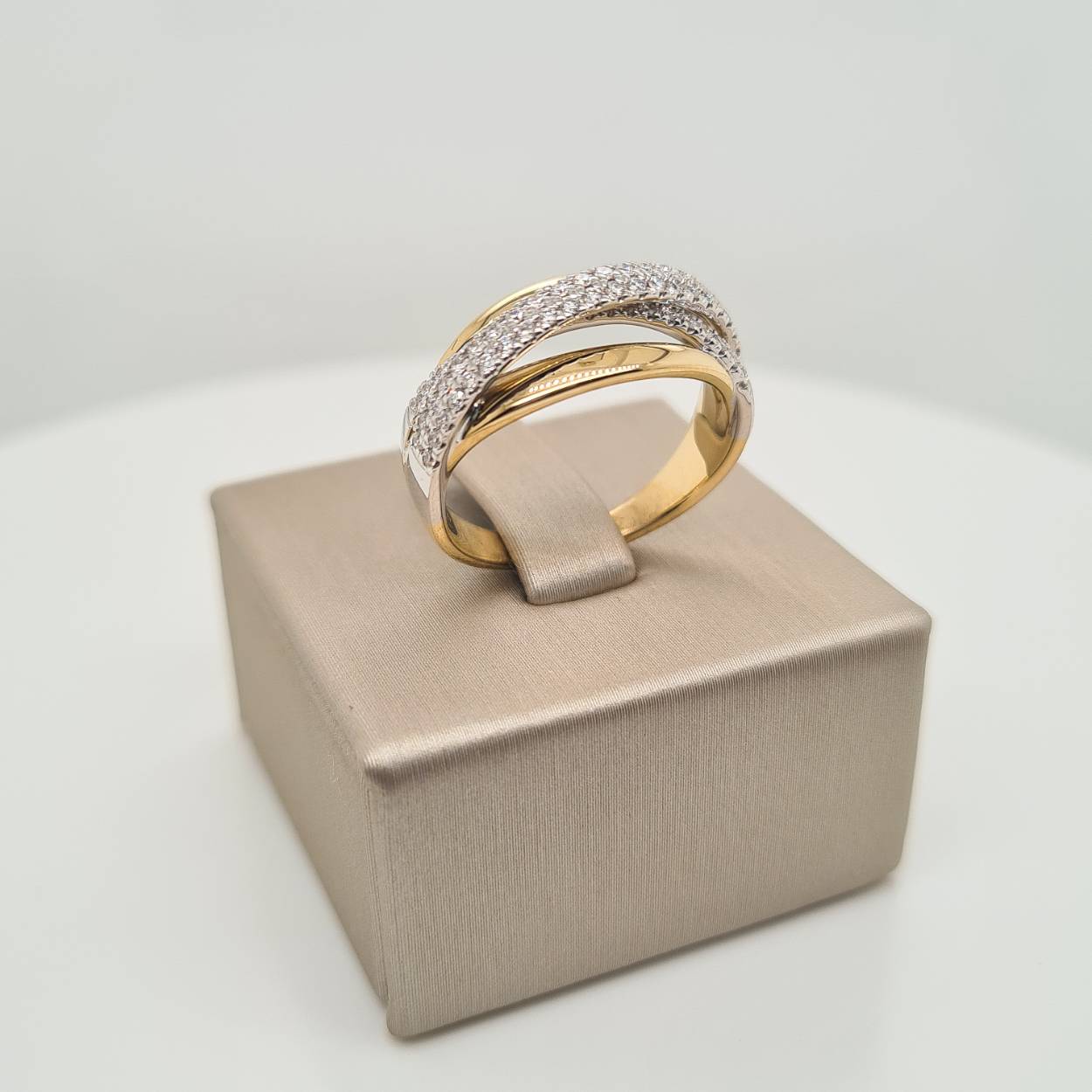 Prachtige 14krt gouden ring met diamanten 61-,42crt G Si.

Deze ring is maat 55 (17,75), heeft u interesse in een andere maat? Neem dan contact met ons op.