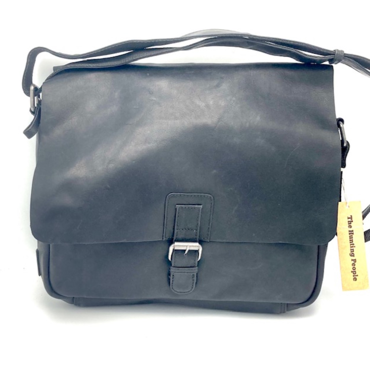 Deze unisex postman bag is weer terug van weggeweest. Ideaal om een ordner of mini laptop in mee te nemen zonder het gevoel te hebben dat u naar kantoor moet. De ideale afmeting voor zakelijk en privé.