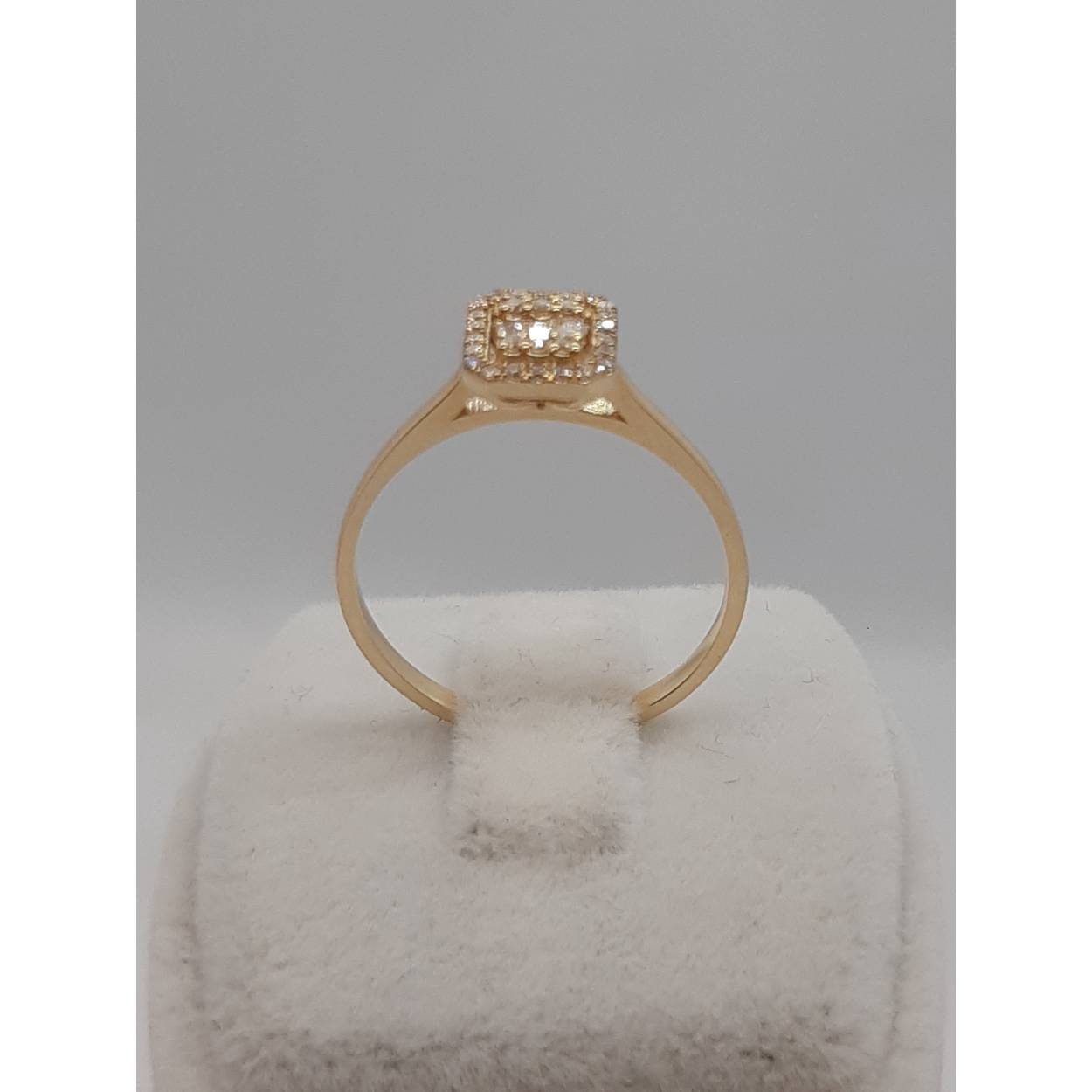 De diamant ring modelnummer BREA-0002762 is een verfijnd juweel met een 0.15 ct VS1 princess geslepen diamant in de kleur E op een 14k gouden band. De ring straalt elegantie uit en past perfect bij zowel casual als formele outfits. Ideaal als cadeau of om jezelf te verwennen. Verkrijgbaar in maat 54.