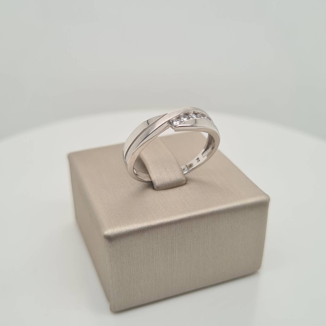 Prachtige 14krt witgouden ring met zirkonia in railzetting.