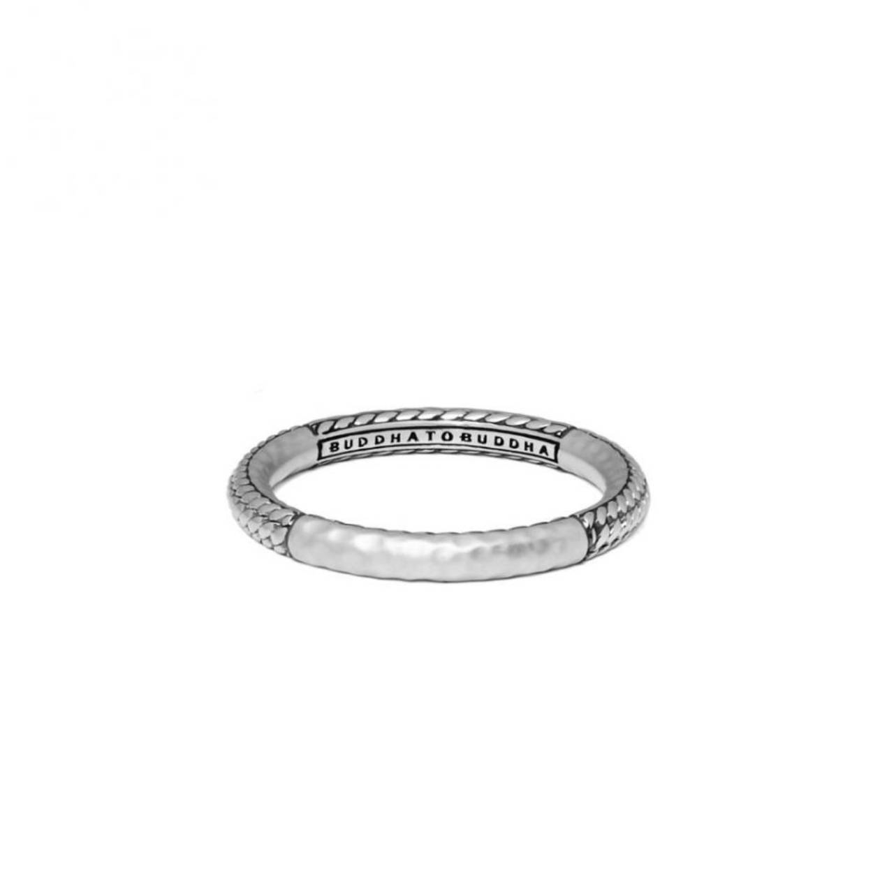 De Dunia ring is een verfijnde ring uit onze Refined collectie. Het design is gebaseerd op onze iconische Ben schakel, afgewisseld met glanzend gehamerde structuur. De ring is vervaardigd uit 925 sterling zilver en laat zich perfect combineren met andere ringen uit de Dunia range. Deze ring valt in de categorie smalle ringen.
