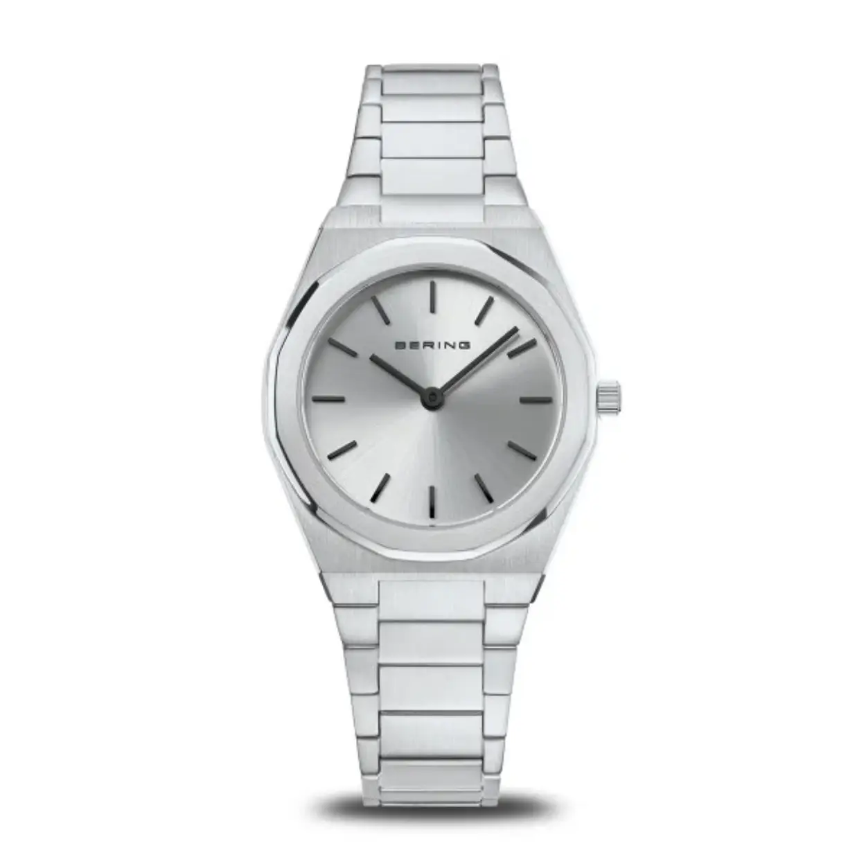  Voor de horloges uit de Classic-collectie worden uitsluitend hoogwaardige materialen gebruikt, zoals bijzonder hard, glashelder en krasbestendig saffierglas. Dit betekent dat de tijd geen sporen achterlaat op dit horlogeglas. Het gebruikte huidvriendelijke roestvrij staal garandeert een glamoureuze uitstraling. De stoere uitstraling van het staal en de puristische, heldere lijn van het ontwerp van het BERING-horloge vullen elkaar ideaal aan. De kast - gepolijst of geborsteld - is gemaakt van zuiver en hoogwaardig roestvrij staal (316L), zoals ook gebruikt in de medische technologie.  Puristisch roestvrij staal wordt in de CLASSIC horlogecollectie gecombineerd met delicate, soepele Milanaise bandjes of edele bandjes van natuurlijk gelooid kalfsleer. Klassieke elegantie ontmoet een onmiskenbaar aangenaam draaggevoel en zorgt voor de klassiek nobele BERING-look. 