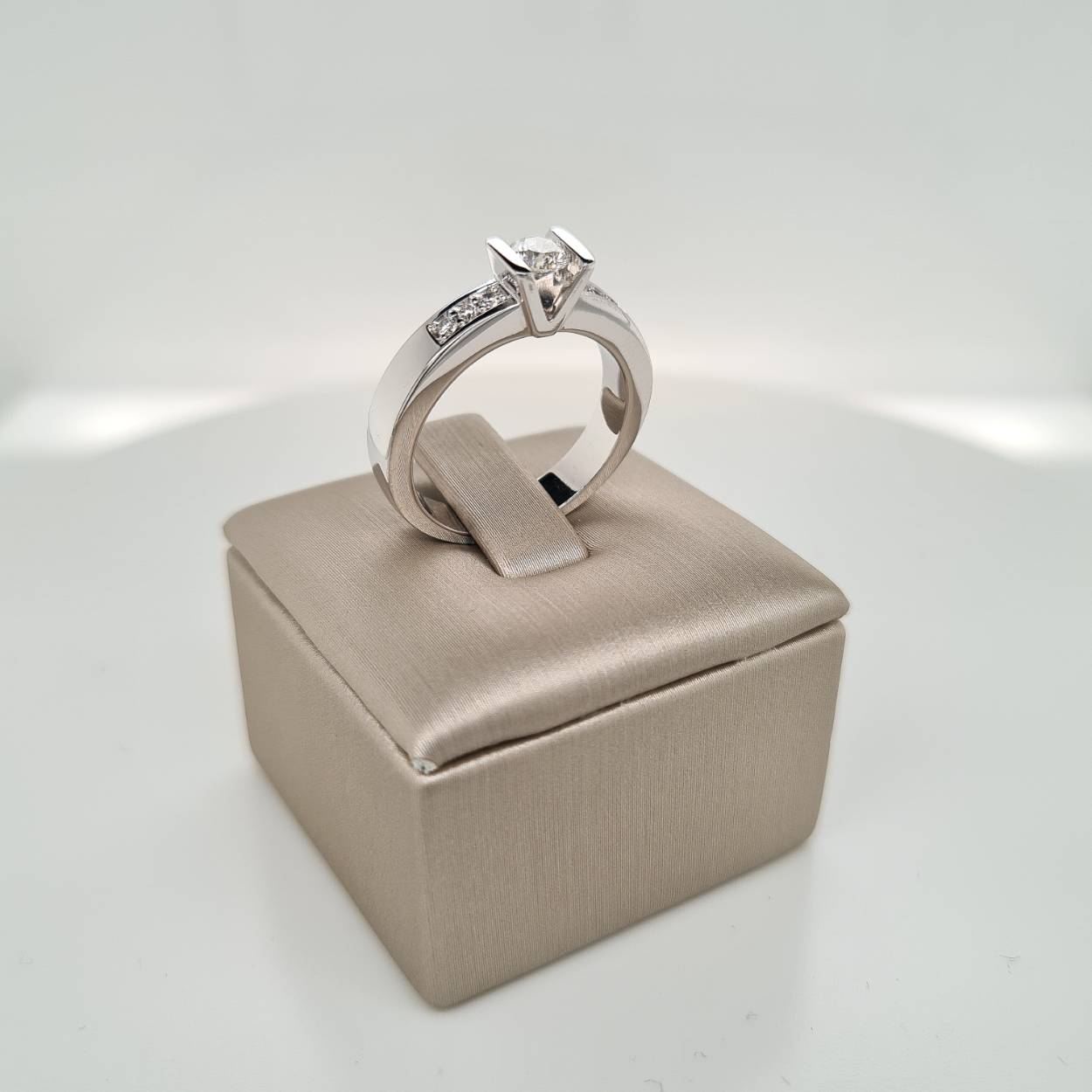Prachtige 14krt witgouden ring met diamant, 0,40crt. De maat van de ring is 54 (17 1/4). Heeft u een andere maat, neem dan gerust contact met ons op.
