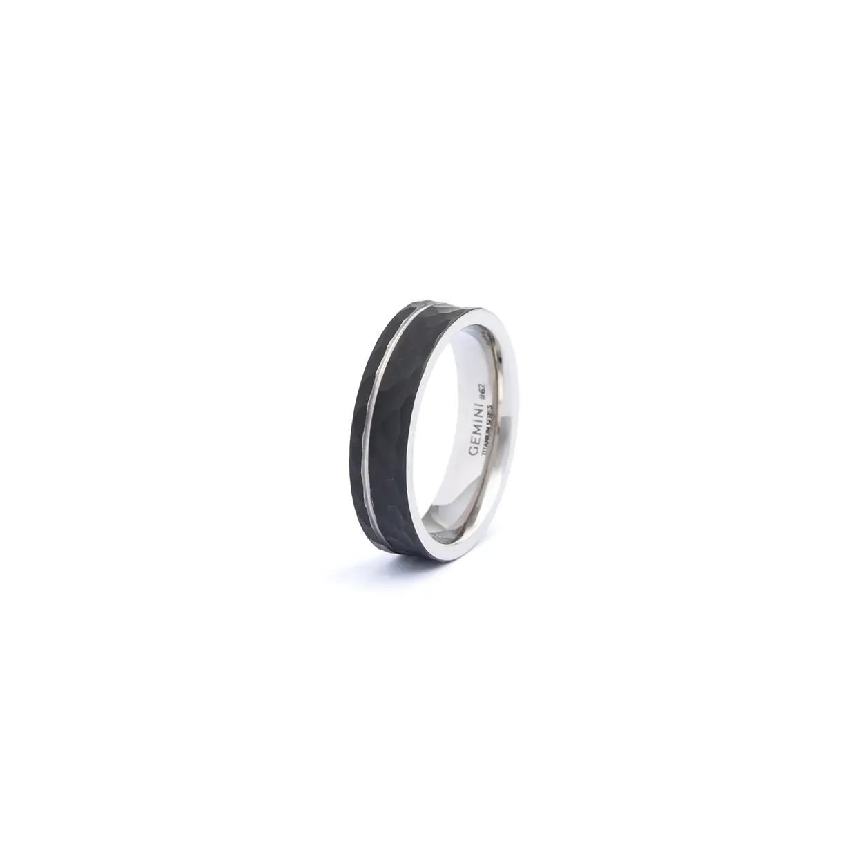 De Alter Silver ring is volledig gemaakt uit titanium. Hij heeft een diameter van 6 mm en een gefacetteerde afwerking aan de buitenkant.

Waarom hebben we voor titanium gekozen?
- Het is vederlicht
- Het is supersterk
- Het is een exclusief materiaal dat ook wordt gebruikt in raceauto's, motorboten en ruimtevaart

De ring heeft een comfortabele pasvorm aan de binnenkant en is zeer comfortabel om te dragen. Door het lichtgewicht titanium draag je deze ring zonder problemen dag in, dag uit. Deze ring is verkrijgbaar in EU-maten 54 t/m 72.