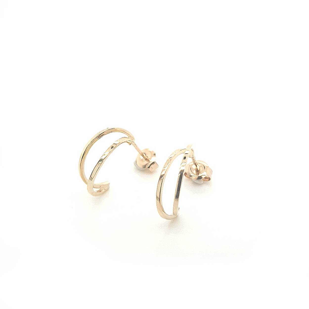Sierlijke verfijnde draden laten deze ontwerpen voor zichzelf spreken. Met een letterlijke twist zijn deze sieraden goed draagbaar en makkelijk te combineren. Een energieke wikkel van sierlijkheid die jou laat stralen. Elk sieraad wordt met de hand gemaakt in ons eigen atelier en ontstaat spontaan op gevoel. Jouw Twist is dus altijd uniek.

Maak een afspraak en kom deze sierlijke oorringen eens passen! Of bestel ze gelijk, dan sturen we deze mooi verpakt naar je toe.