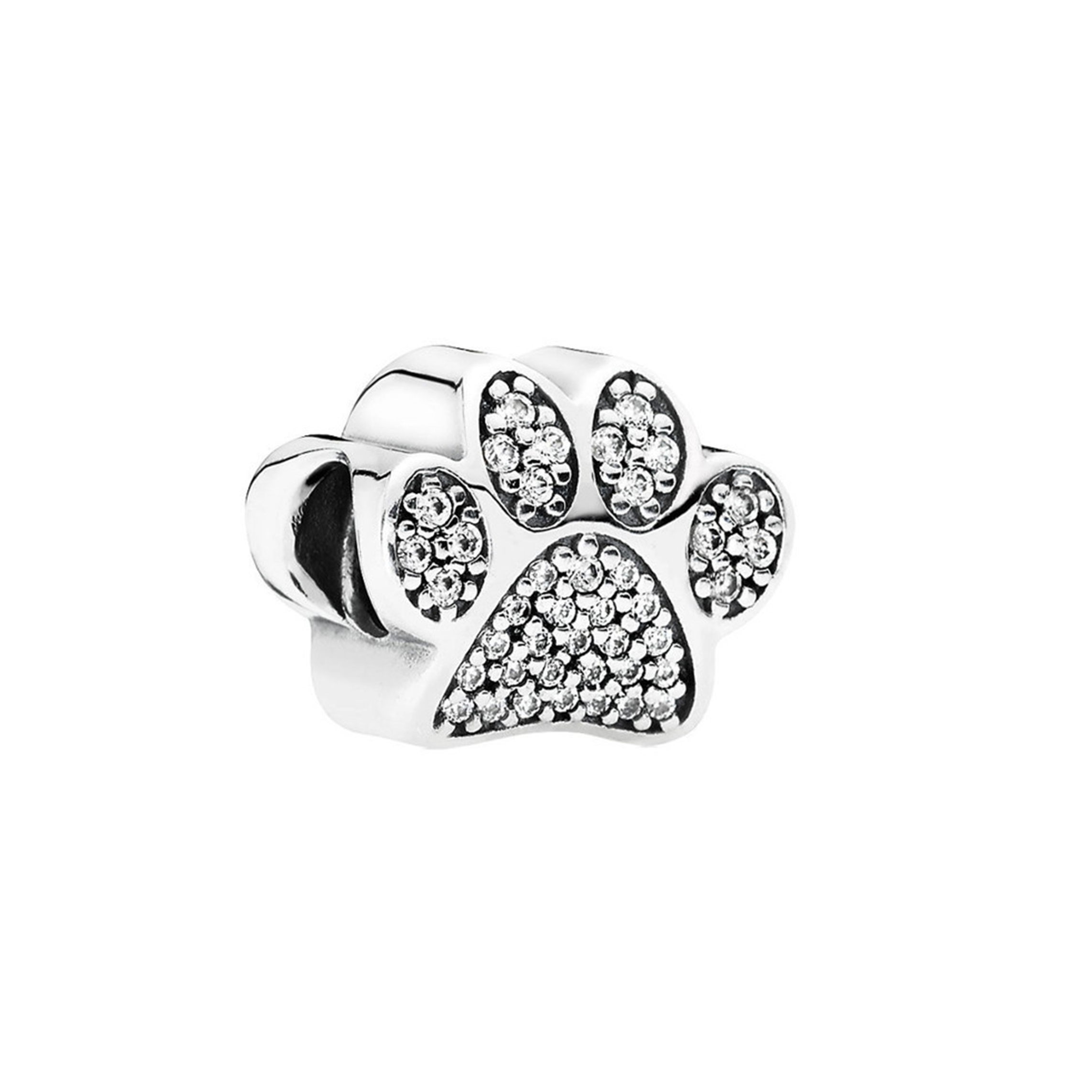 Draag jouw trouwe viervoeter altijd bij je, met deze Pandora bedel van een pootafdruk. Deze schattige bedel is gemaakt van sterling zilver en verfraaid met sprankelende zirkonia's. Hij maakt jouw Pandora collectie lekker speels en is een prachtig cadeau voor elke katten- of hondenliefhebber.