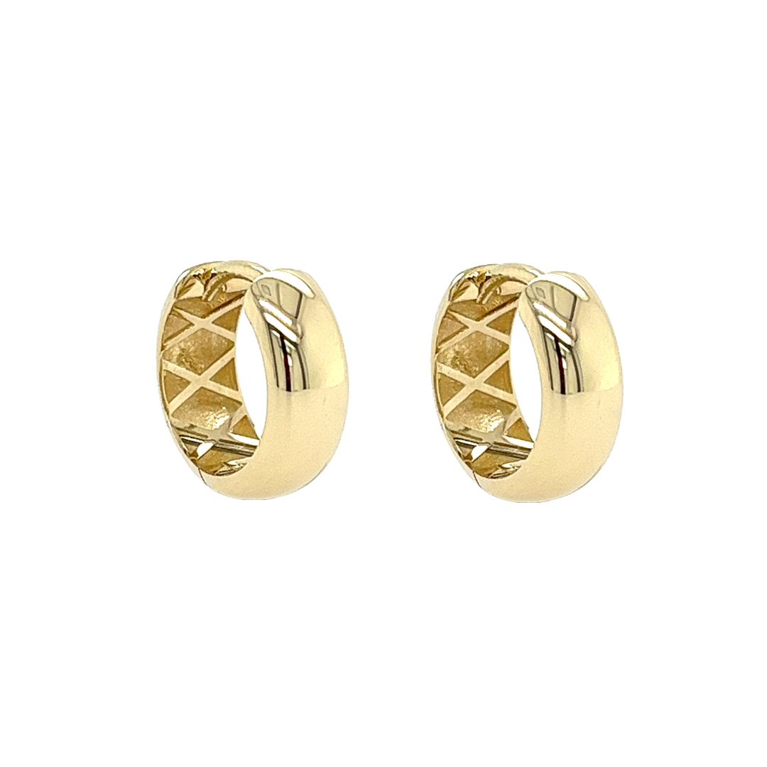 Deze 14-karaats geel gouden klapoorringen zijn volledig glad gepolijst en is hiermee een echte klassieker onder de sieraden. De oorringen zijn licht gebold. Deze oorringen zijn perfect voor iemand wie houdt van geelgoud.
