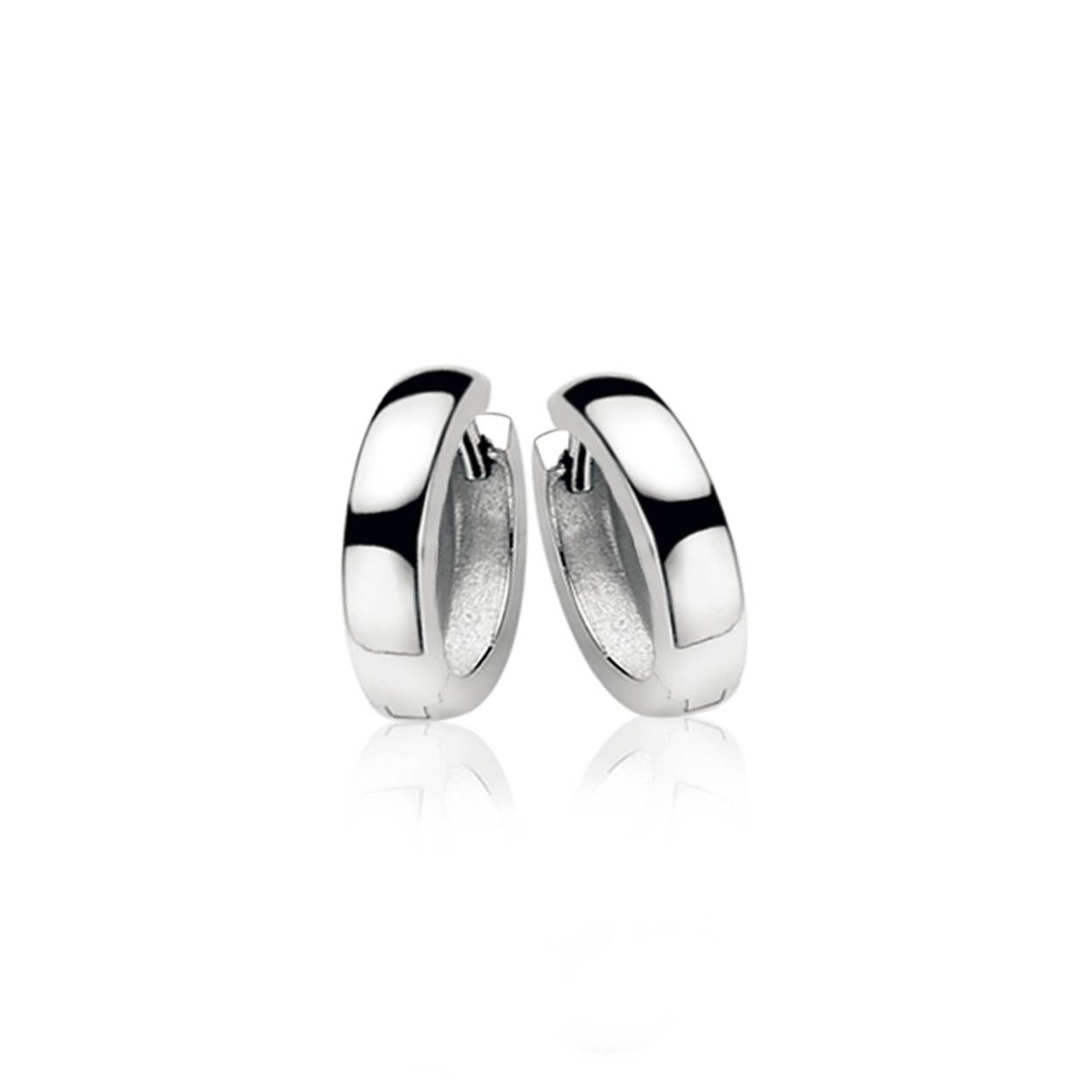 De ZINZI ZIO187 zilveren oorringen zijn elegante creolen die elke look verfijnen. Gemaakt van hoogwaardig zilver, stralen deze juweeltjes luxe en stijl uit. Ideaal voor zowel dagelijks gebruik als speciale gelegenheden. Combineer ze met casual of formele kleding voor een tijdloze uitstraling. Een essentiële toevoeging aan iedere sieradencollectie.