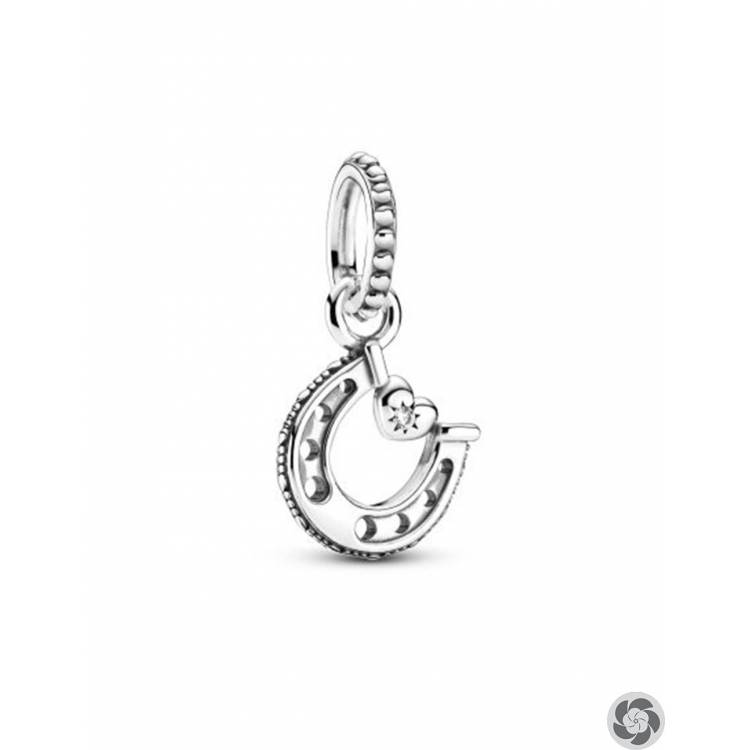 Deze Pandora charm heeft een hangende hoefijzer eraan.