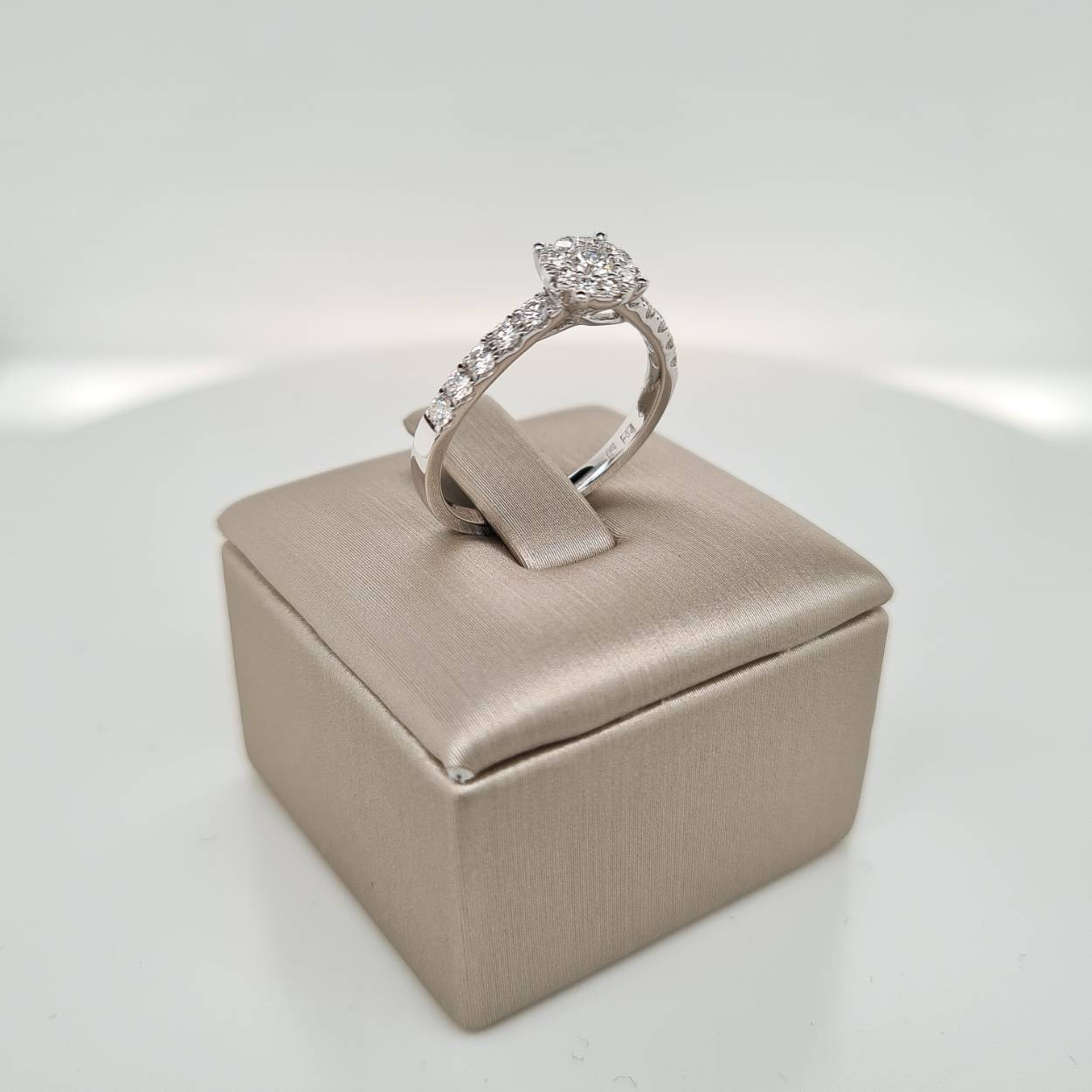 Prachtige 18krt witgouden ring met diamant 0,49crt G Si. 

De maat van de ring is 53 (17). Heeft u een andere maat, neem dan gerust contact met ons op.

De ring is mooi te combineren met een witgouden sider ring.