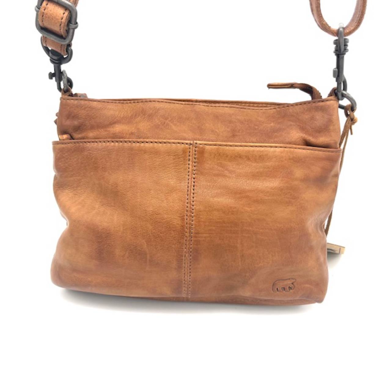 BearDesign Ashley Crossover Tas – Cow Lavato Leer – Cognac – Lichtgewicht & Veelzijdig

De BearDesign Ashley crossover tas is een stijlvolle en veelzijdige tas, gemaakt van soepel en duurzaam cow lavato leer in een warme cognac kleur. Deze lichtgewicht tas is perfect voor vrouwen die op zoek zijn naar een combinatie van functionaliteit en elegantie.

Dankzij de verstelbare én afneembare schouderband kun je de tas op twee manieren dragen:

Crossbody voor een casual en comfortabele look

Clutch door de schouderband te verwijderen – ideaal voor een avondje uit of een formele gelegenheid

De tas beschikt over meerdere handige vakken voor het overzichtelijk opbergen van je telefoon, sleutels, pasjes en andere dagelijkse essentials.

Belangrijkste kenmerken:

Merk: Bear Design

Model: Ashley

Materiaal: Hoogwaardig cow lavato leer

Kleur: Cognac

Lichtgewicht ontwerp

Verstelbare en afneembare schouderband

Meerdere opbergvakken

Te dragen als crossbody of clutch

Afmetingen:

Hoogte: 18 cm

Breedte: 26 cm

Diepte: 6 cm

Of je nu boodschappen doet, op citytrip bent of een avondje uitgaat – met de Ashley crossover tas van BearDesign heb je altijd stijl en gemak bij de hand.