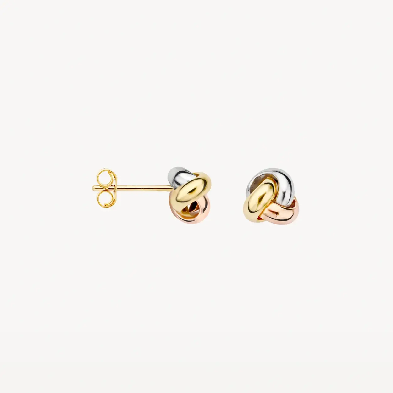 Deze moderne oorstekers zijn gemaakt van 14k geel -, wit -en roségoud en hebben een gevlochten vorm. Ze hebben een doorsnede van 6,7 mm. Prachtig op zichzelf maar ook heel goed te combineren met andere (oor)sieraden uit onze collectie.