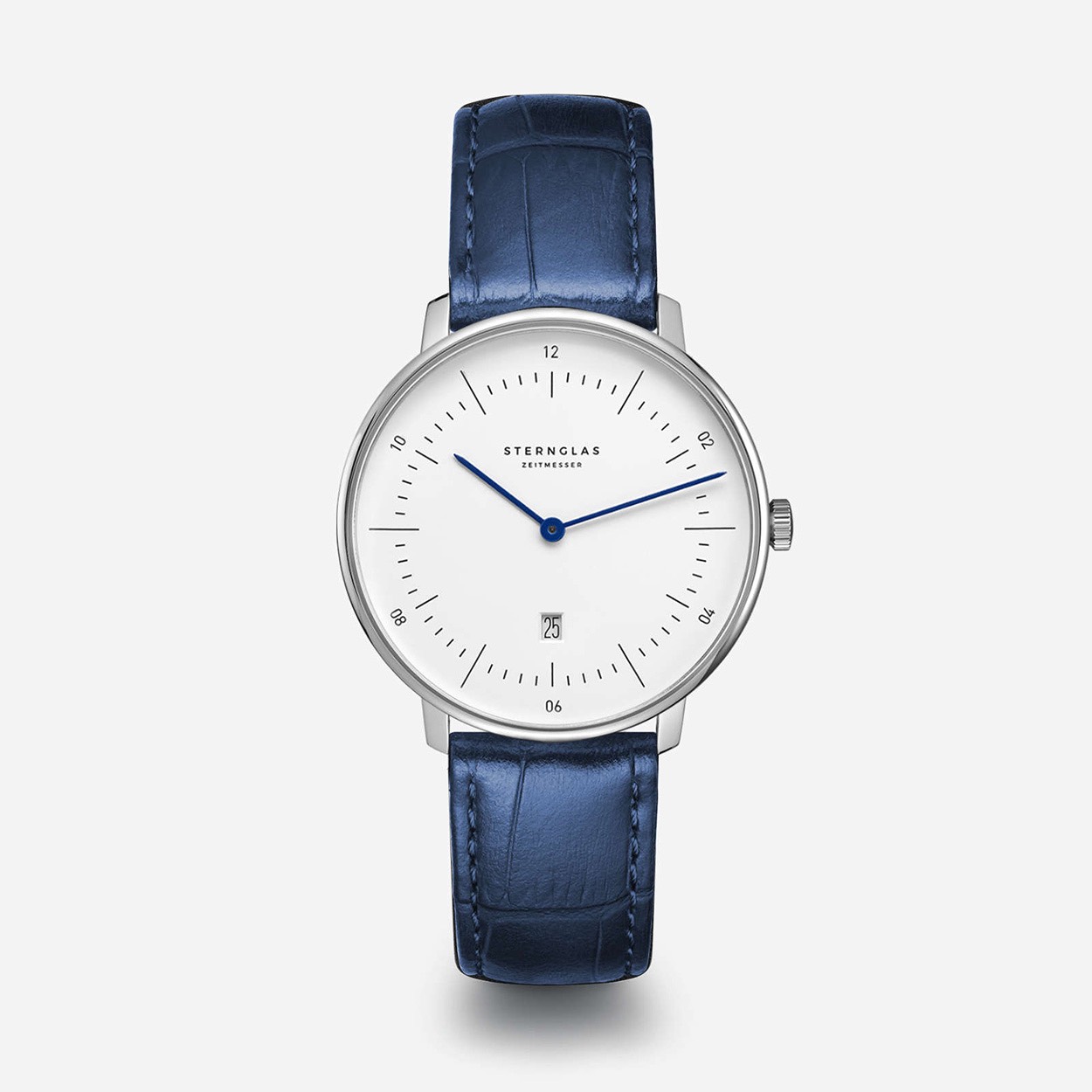 Sternglas Naos 29.01.2304.0278 SO1-ND01-NB02

- Behuizing gemaakt van staal, in de kleur zilver
- Horlogeband gemaakt van leer, in de kleur blauw, met gesp
- Quartz uurwerk, werkt op batterijen
- Datum weergave
- Voorzien van saffierglas, zeer hard en vrijwel krasvrij
- 5 ATM waterdicht, geschikt om mee te douchen.
- Breedte van de behuizing is 33 mm
- Dikte van de behuizing is 6 mm