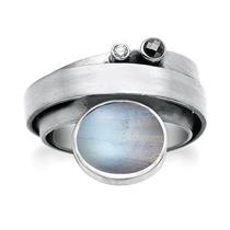 Ring - Endless Perfection (Maansteen)Deze sterling zilveren ring bevat een maansteen en een zirkonia.