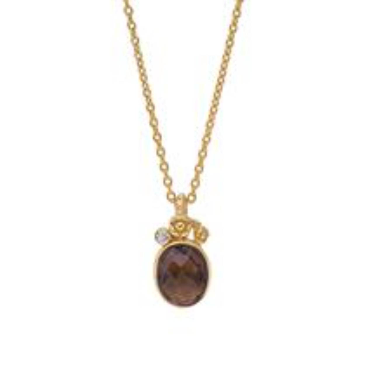 Deze geel goud vergulde ketting heeft een 10 x 8 mm rookkwarts. De zetkast van de hanger is versierd met een 2 mm zirkonia. De ketting kan op 42 en 45 cm gedragen worden.