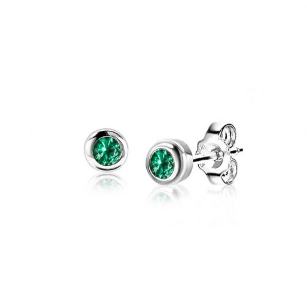 BIRTHSTONE zilveren oorknoppen 4mm MEI, staan symbool voor iemand die in de maand mei is geboren. In mei is de geboortesteen 'groen smaragd zirconia'. Iedere geboortesteen heeft haar eigen betekenis. De oorsieraden zijn vervaardigd van eerste gehalte zilver (925) en voorzien van een extra rodiumlaag voor een langdurige glans.