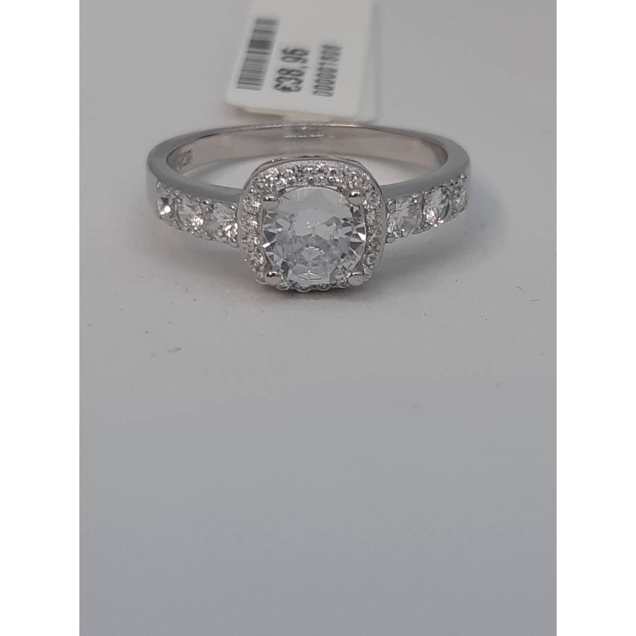 De zilveren ring BREA-0001573, gemaakt van 925 sterling zilver, is een prachtige keuze voor sieradenliefhebbers. Met zijn glanzende witte afwerking en maat 55, voegt deze ring een vleugje elegantie toe aan elke outfit. Draag het als een opvallend solo-stuk of combineer met andere ringen voor een gelaagde look. Perfect voor elke gelegenheid!