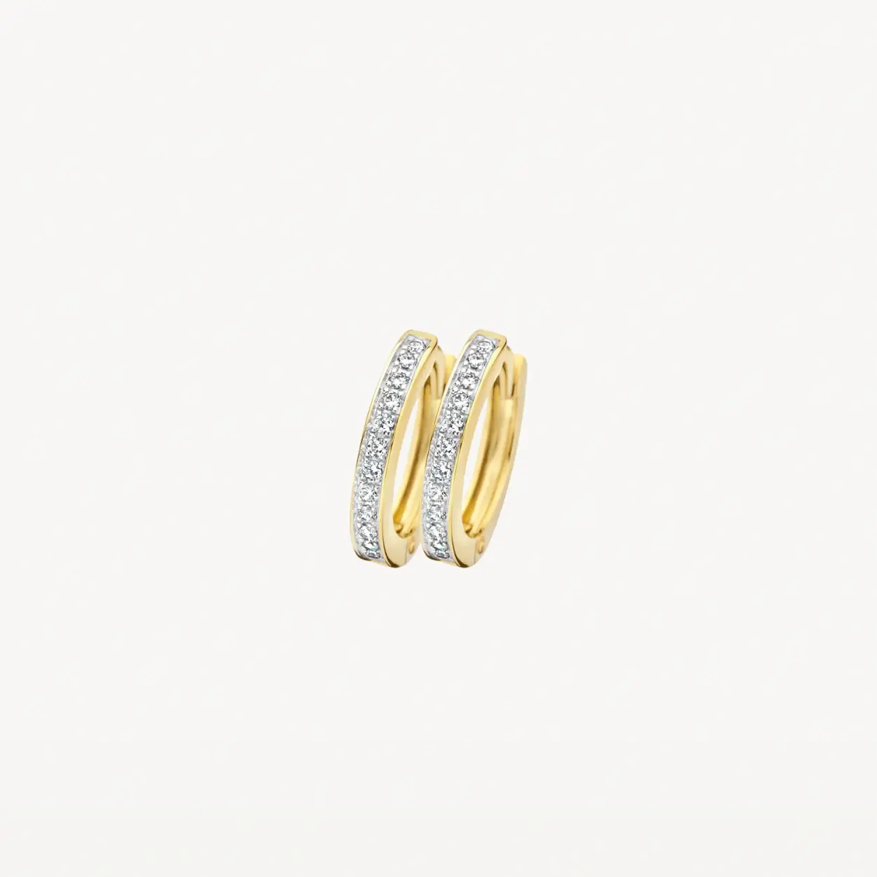 Deze briljant geslepen oorringen met witte zirkonia hebben een ovalen vorm. Ze zijn gemaakt van 14k wit -en geelgoud en hebben een dikte van 2 mm en een hoogte van 12,4 mm. Prachtig op zichzelf, maar ook heel mooi in combinatie met oorbedels en andere (oor)sieraden uit onze collectie. 