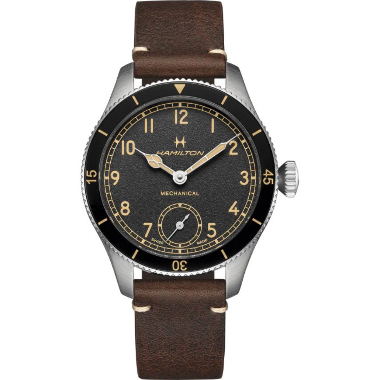 Mechanical | 43mm | H76719530

Geïnspireerd door het Model 23, een hypermodern zakhorloge dat door Amerikaanse soldaten tijdens de Tweede Wereldoorlog werd gebruikt, is het onderscheidende ontwerp van de Khaki Pilot Pioneer een eerbetoon aan Hamiltons luchtvaart- en militaire erfgoed. Het sportieve maar verfijnde pilotenhorloge behoudt een onbetwistbaar technisch gevoel met zijn handopwindbare mechanische beweging, bidirectionele roterende ring en prominente opwindkroon. Verkrijgbaar met een slanke roestvrijstalen of unieke bronzen kast, dit 43 mm-uurwerk is klaar om te vliegen.