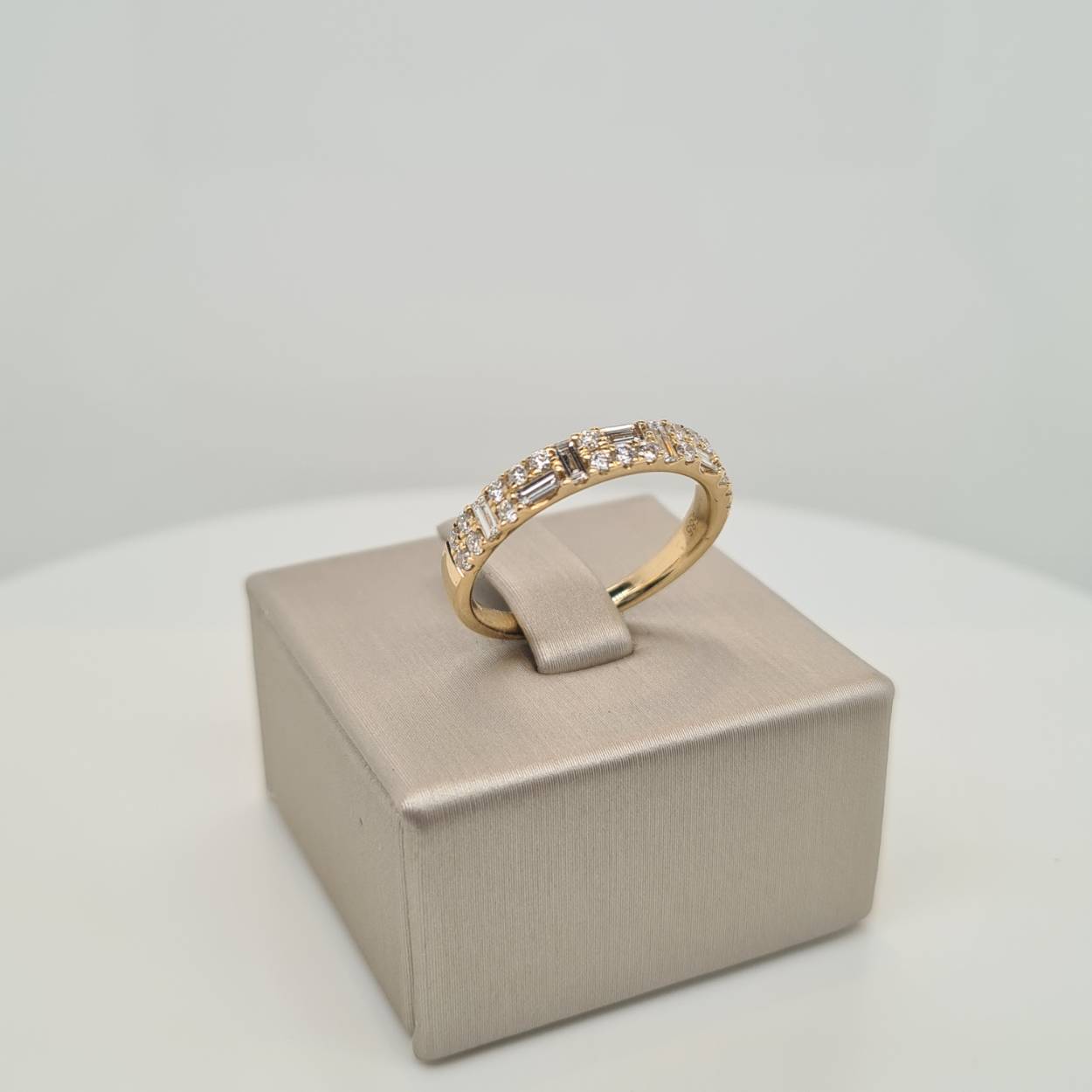 Prachtige 14 karaat gouden ring met diamant, 0.62crt. De maat van de ring is 54. Tevens bijpassende oorsieraden verkrijgbaar. 