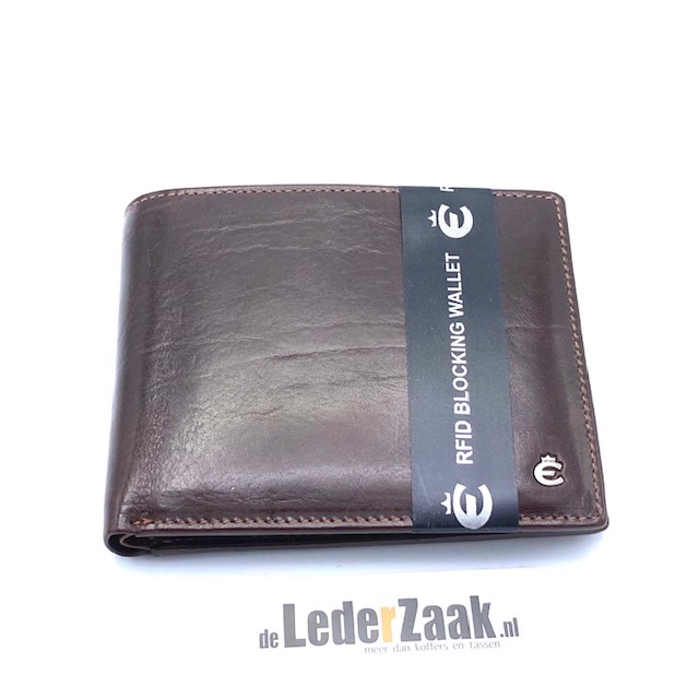 Heren portemonnee van het mooiste rustieke leer uit Italië.
De portemonnee is voorzien van een dubbel papiergeld vak. Met een geheimvak voor grote bankbiljetten.
Tevens is er ruimte voor 8 bank kaarten en een ruim muntgeldvak.
Ook is deze portemonnee voorzien van RFID blocking folie.
Verder is deze portemonnee uitgerust met een uniek cardsafe systeem. Hierdoor kan u uit een gesloten portemonnee nooit een kaart verloren verliezen.

Afmetingen:
Hoogte 10cm x Breedte 12cm x 1.5cm diep.