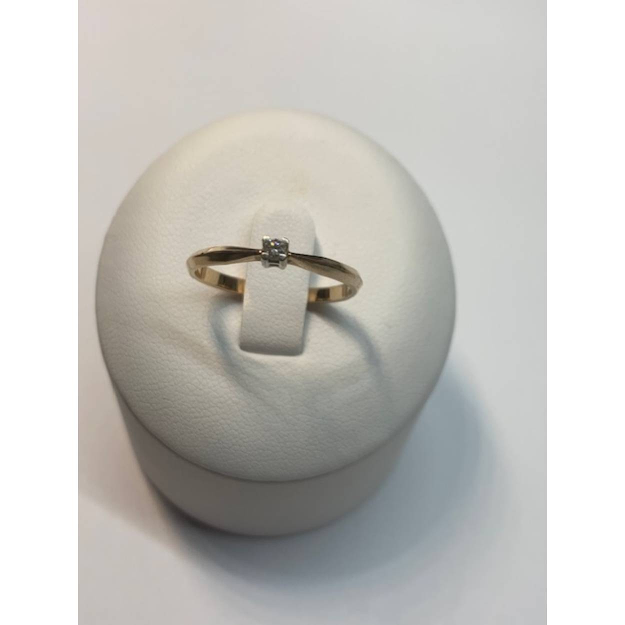 14 Karaat rose gouden ring bezet met briljant geslepen diamant in klauwzetting. 
