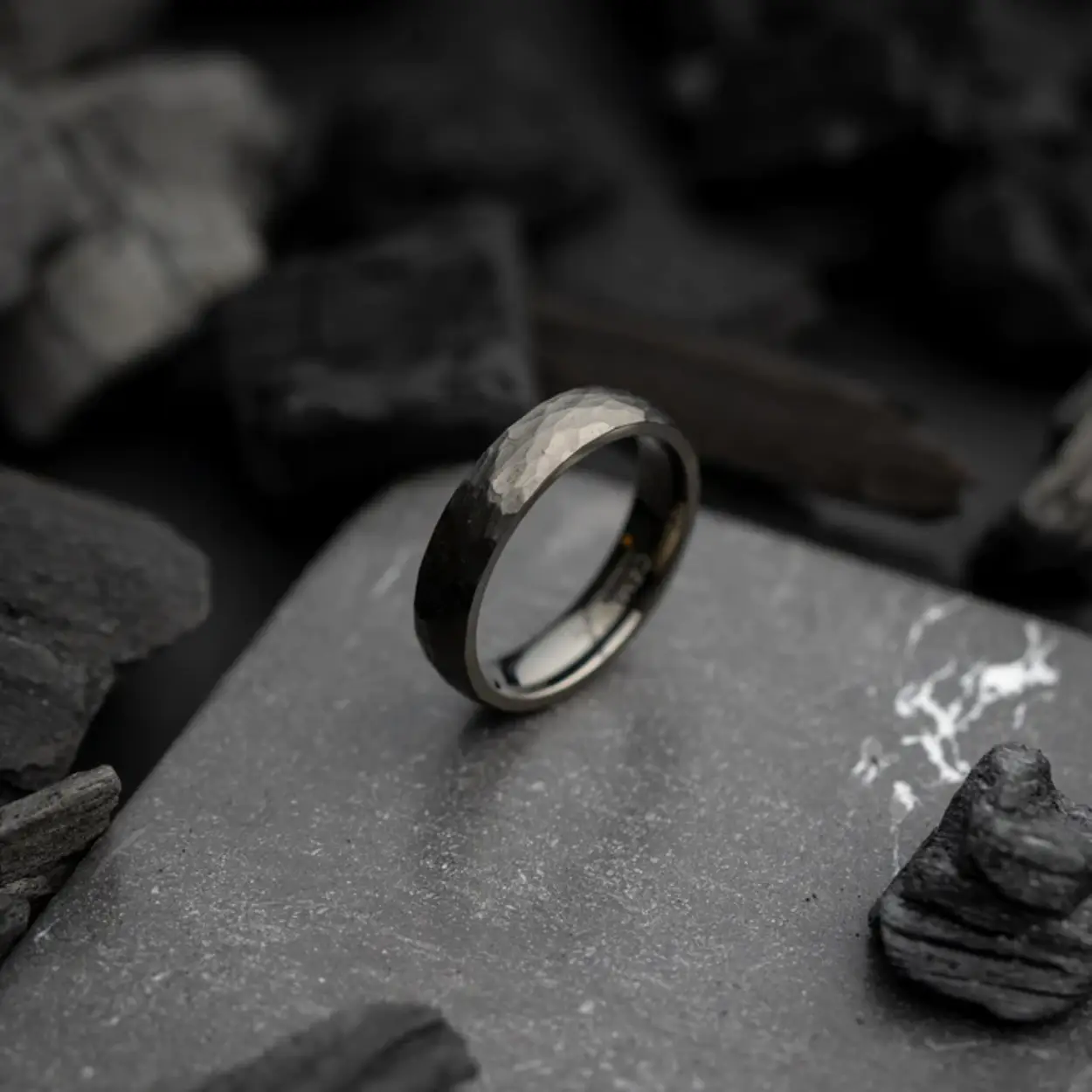 De ring heeft een comfortabele pasvorm en is zeer comfortabel om te dragen. Door het lichtgewicht titanium draag je deze ring probleemloos dag in dag uit.

De naam 'Pulso' is afgeleid van het Latijn wat 'slag' betekent en verwijst naar de prachtige facetafwerking aan de buitenkant van deze titanium ring. Deze ring is verkrijgbaar in EU-maten 54 t/m 72.