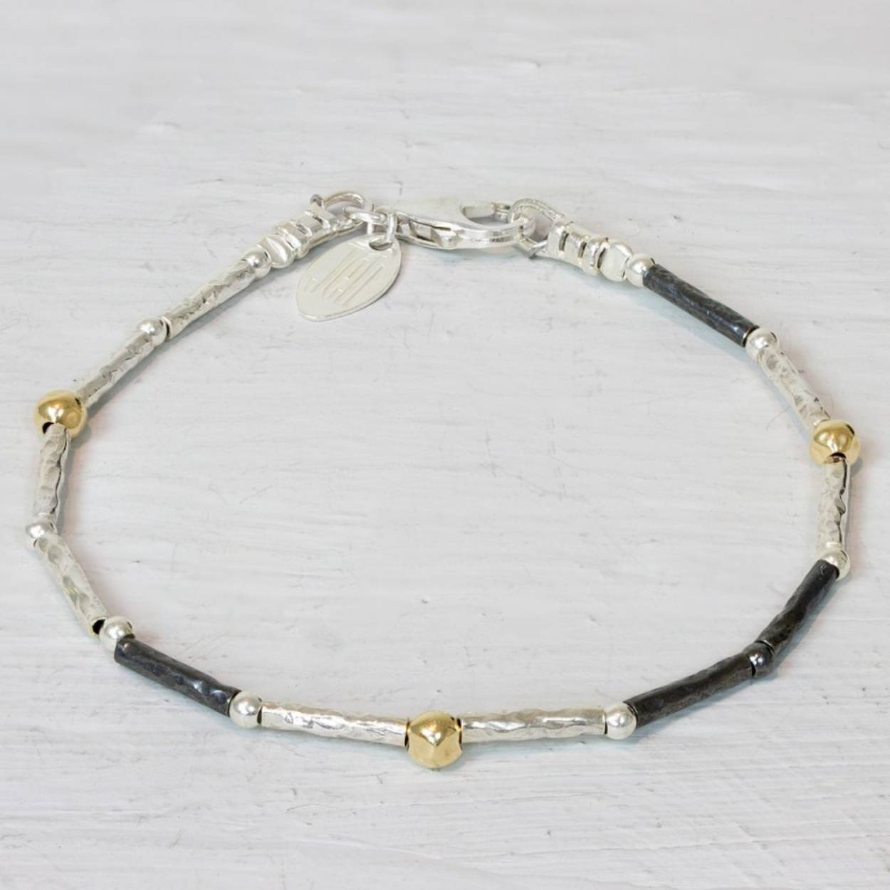 Armband van de najaarscollectie 2022 van Jéh Jewels gemaakt met buisjes van zilver en geoxideerd zilver met daartussen goldfilled balletjes. Ideaal om te matchen met het bijpassende collier.