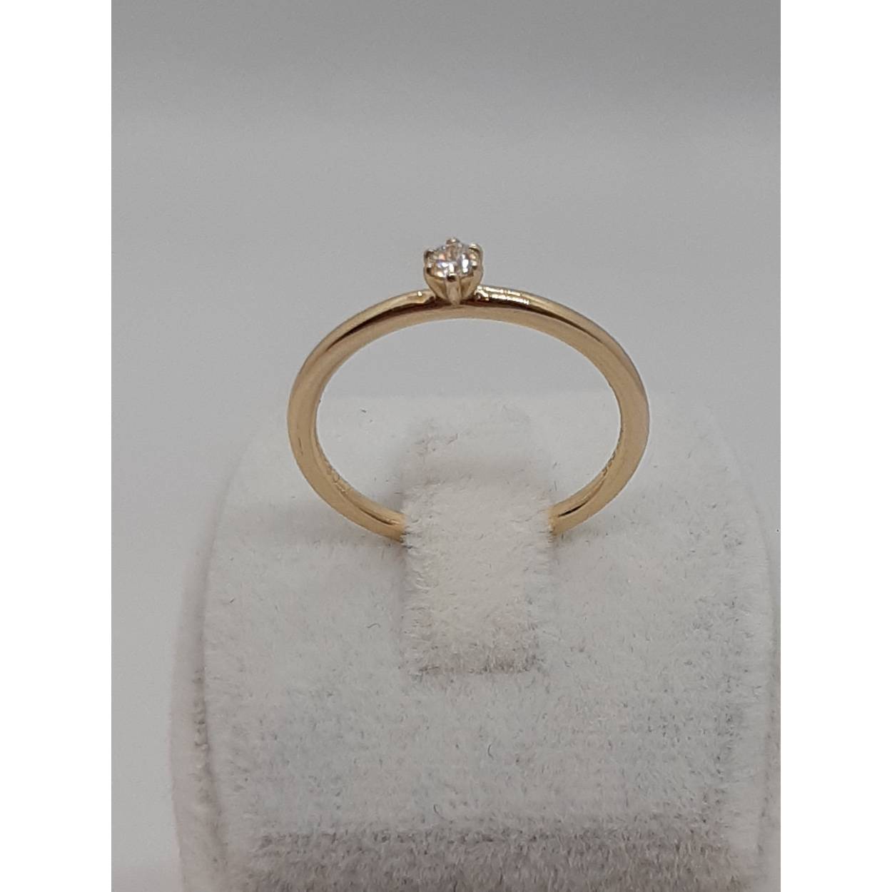 De diamant ring modelnummer BREA-0002750 van een onbekend merk, is vervaardigd uit 14-karaats goud en heeft een prachtige glans. Het beschikt over een ronde, 0,08 karaat F-kleur SI1 zuiverheid diamant. Draag deze elegante ring, maat 54, als een verfijnd accent bij formele of dagelijkse outfits, voor een tijdloze en luxueuze uitstraling.