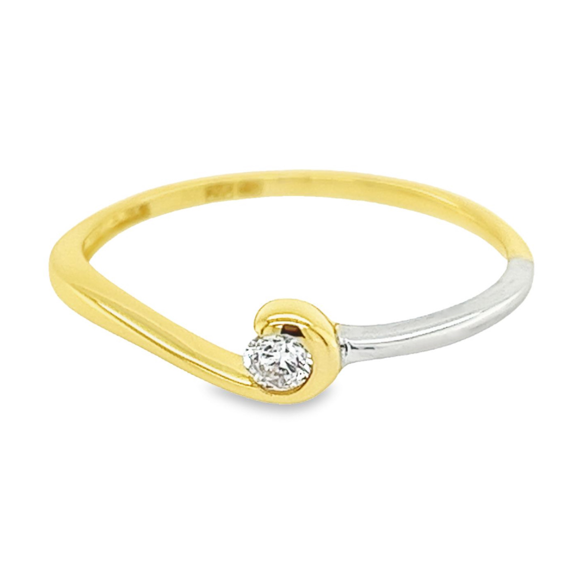 Deze bicolor gouden ring heeft een fijne en elegante uitstraling. De ring is zowel witgoud als geelgoud van kleur en in het midden is een briljant geslepen zirkonia steen gezet. Deze ring is volledig glad gepolijst.