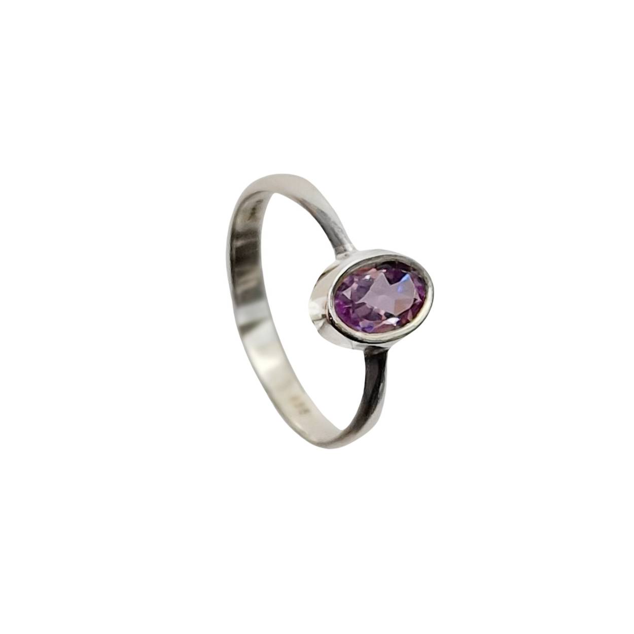Ring met een prachtige natuurlijke amethist 8 x 6mm