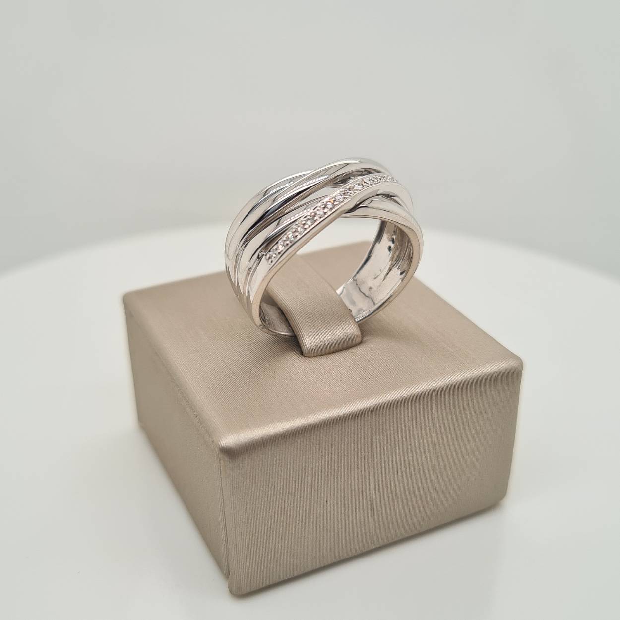Prachtige 14krt gouden ring met diamant, 0.13crt.

Deze ring is maat 55, heeft u interesse in een andere maat? Neem dan contact met ons op