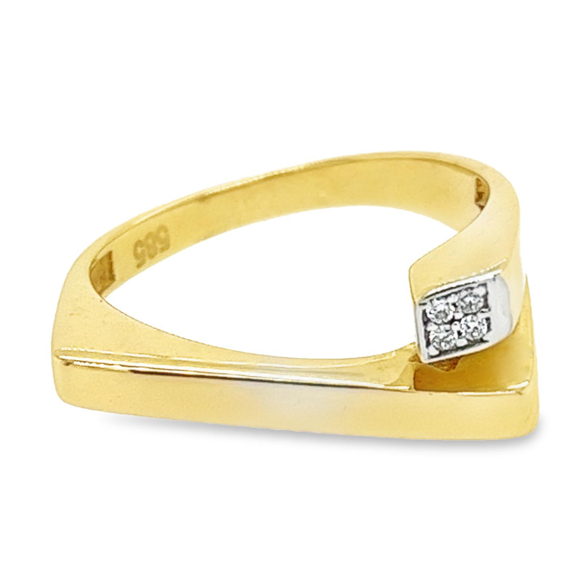 Deze geel gouden ring heeft een mooie strakke vormgeving. De bovenzijde is hoekig bewerkt en op het langwerpige stuk zijn vier briljant geslepen zirkonia steentjes gezet. Verder is deze ring volledig glad gepolijst.