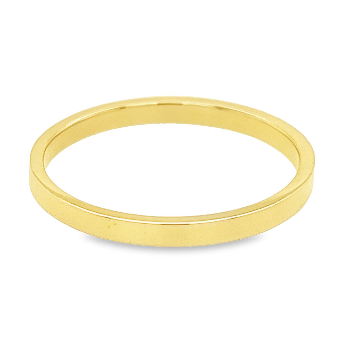 Deze geel gouden ring is massief en volledig glad gepolijst. De ring is uitstekend geschikt om als aanschuifring te dragen.