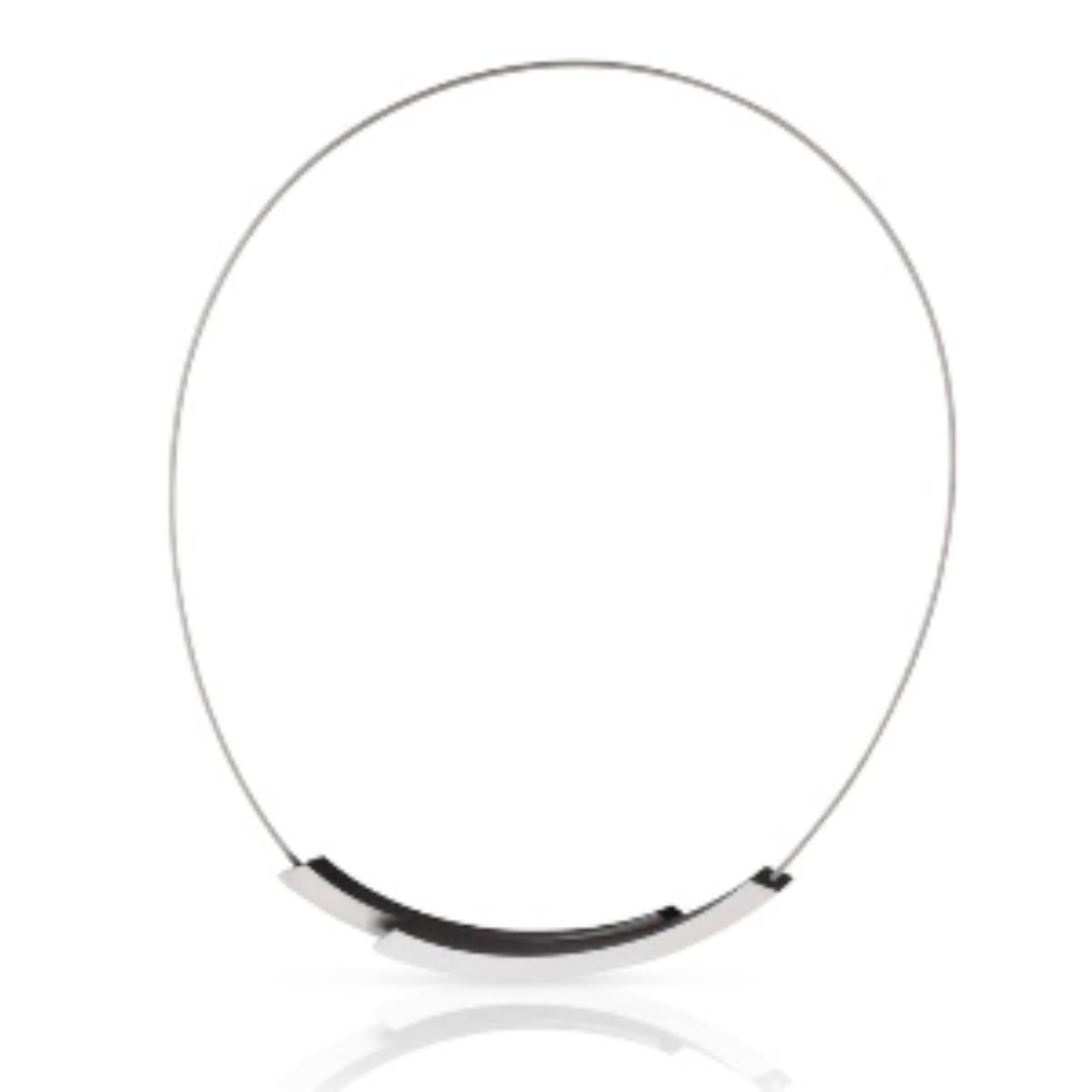 Dit collier kan op twee verschillende manieren worden gesloten. De ene manier is op elkaar als een boog en de andere manier is als kruisende bogen. 