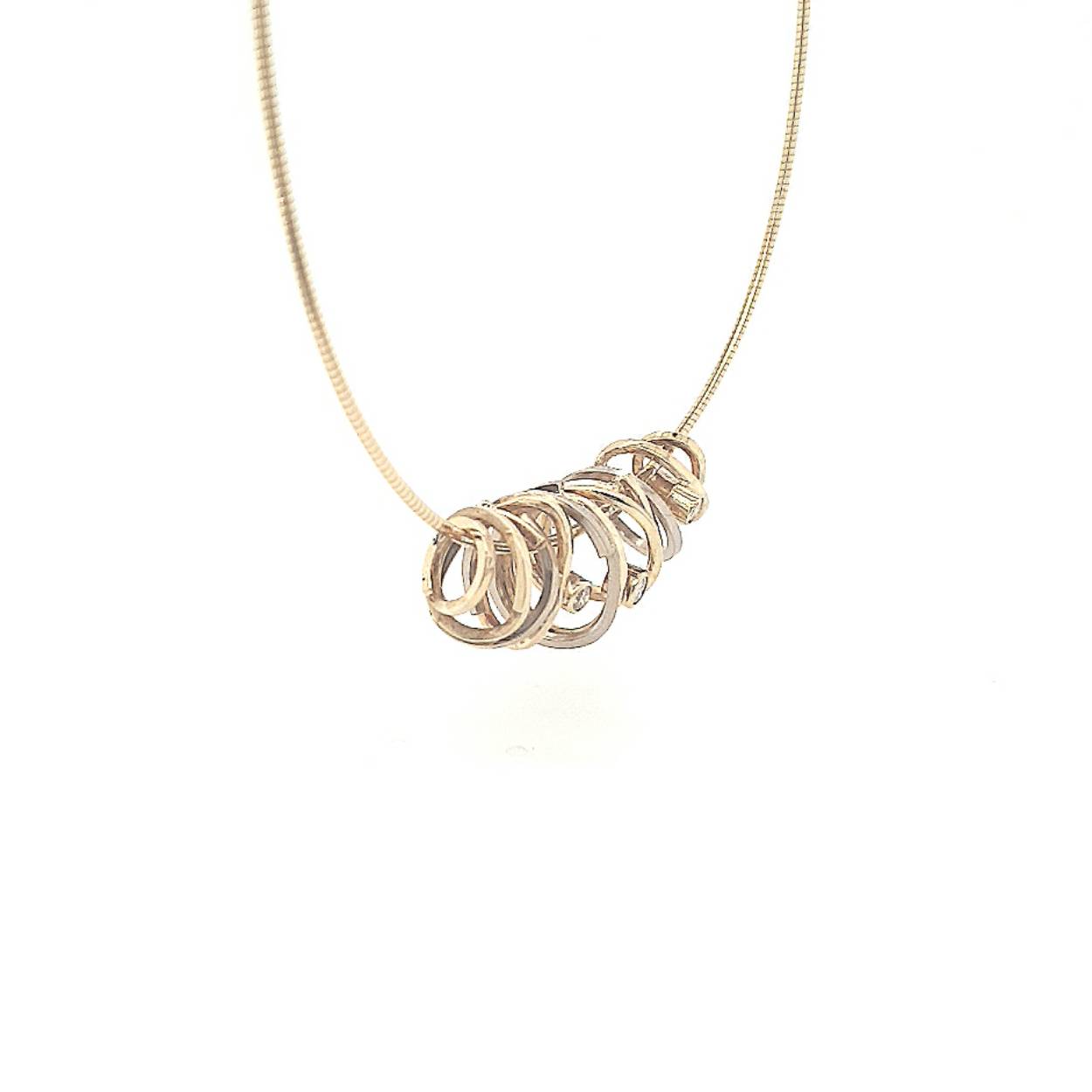 Supermooie hanger met maar liefst 3 schitterende diamanten. 2x van 0.06 karaat en 1x 0.11 karaat.

Sierlijke verfijnde draden laten deze ontwerpen voor zichzelf spreken. Met een letterlijke twist zijn deze sieraden goed draagbaar en makkelijk te combineren. Een energieke wikkel van sierlijkheid die jou laat stralen. Elk sieraad wordt met de hand gemaakt in ons eigen atelier en ontstaat spontaan op gevoel. Jouw Twist is dus altijd uniek.

In combinatie met een ketting/spang als deze blijft de hanger erg mooi op de hals liggen terwijl er tijdens het dragen iets beweging in de hanger te zien is waardoor het een extra speels effect krijgt.

Deze hanger wordt los verkocht of wil je er een bijpassende ketting/spang van zilver bij bestellen?

Maak een afspraak en kom deze sierlijke hanger eens passen! Of bestel haar gelijk, dan sturen we deze mooi verpakt naar je toe.