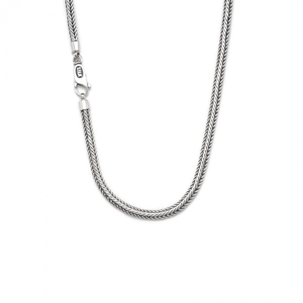 Dit sterling zilveren SILK collier heeft een vierkant gevlochten dubbele vossenstaart structuur met een speelse carabijn sluiting wat het collier erg draagbaar maakt en ervoor zorgt dat het collier prachtig om de hals valt. De lengte van dit collier is 50 centimeter. Het collier combineert perfect als set met een Zipp collection armband, welke van dezelfde dubbele vossenstaart vlechtstructuur gemaakt is. Deze ketting is erg leuk om te dragen met een denim blouse of een stoer leren jasje. Houdt de rest van je outfit simpel zodat het collier goed opvalt. Het collier wordt in een mooie luxe geschenkverpakking verpakt.