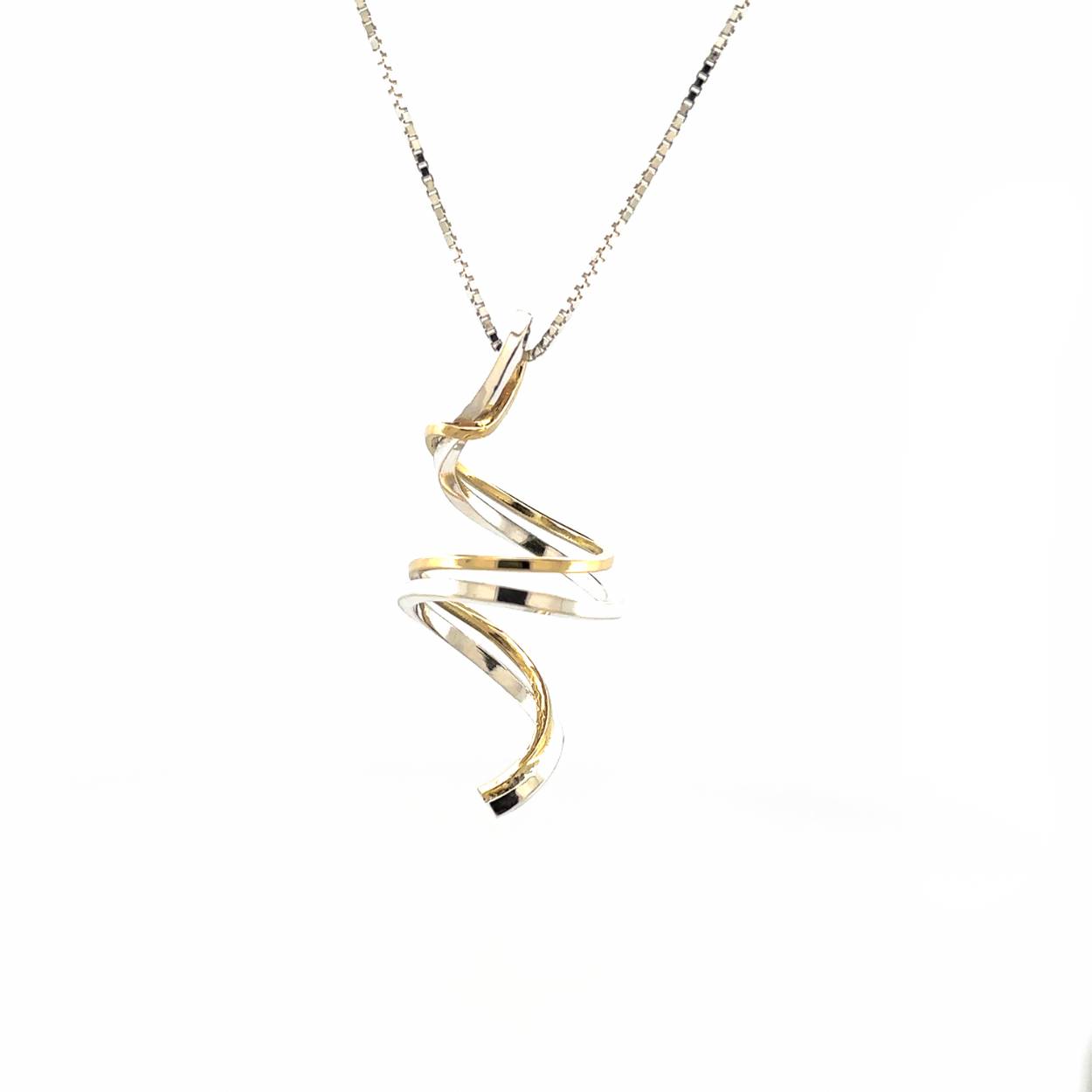Sierlijke verfijnde draden laten deze ontwerpen voor zichzelf spreken. Met een letterlijke twist zijn deze sieraden goed draagbaar en makkelijk te combineren. Een energieke wikkel van sierlijkheid die jou laat stralen. Elk sieraad wordt met de hand gemaakt in ons eigen atelier en ontstaat spontaan op gevoel. Jouw Twist is dus altijd uniek.

Deze hanger wordt los verkocht of wil je er een bijpassende ketting van zilver of geelgoud bij bestellen?

Maak een afspraak en kom deze sierlijke hanger passen! Of bestel haar gelijk, dan sturen we deze mooi verpakt naar je toe.
